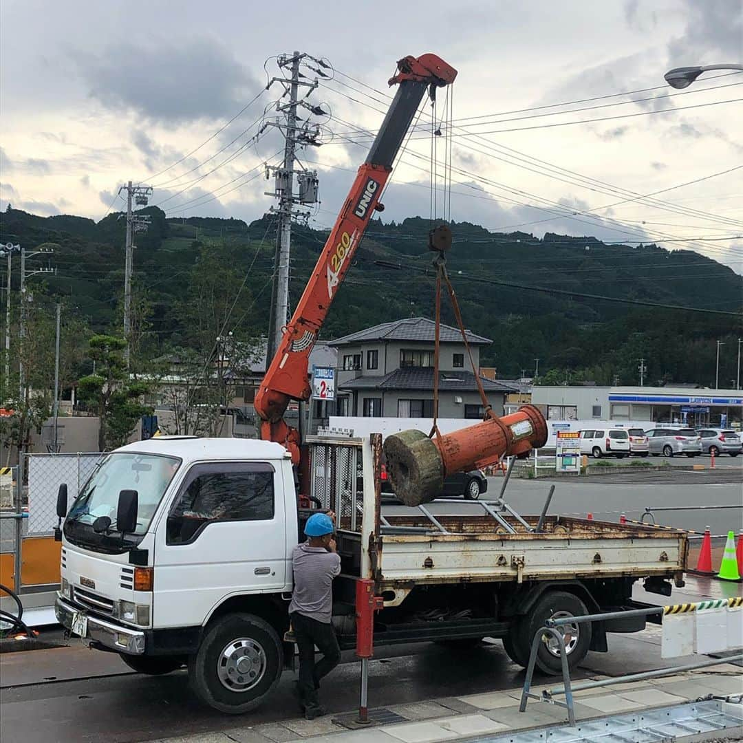 島田市さんのインスタグラム写真 - (島田市Instagram)「新東名島田金谷IC周辺に、「KADODE OOIGAWA」が11月12日にオープンします！ 県内最大級のマルシェ、地場野菜を使ったレストラン、美味しい緑茶が楽しめるカフェや子供が遊べるプレイパークなどを備えた「体験型フードパーク」です。  オープン前にひとつだけ、小ネタをご紹介。 大井川鐵道が新たに開業する「門出駅」のホームには、緑色のポストが置かれています。 見覚えのある色ですよね？…もちろん、緑茶グリーンです🍵🌱  このポストは、島田市博物館の民俗資料館前に置かれていたもの。 ずっと展示されていたこのポストが、KADODE OOIGAWAに移設され、グリーンの塗装を施されて新たな門出を迎えることとなりました。 オープン後にはもちろん、郵便を出すことができますよ！ この他にも、緑茶化ネタがそこかしこに隠れています。ぜひ探してみてくださいね。  「ご縁」を大切に、すべての出会いと旅立ちを祝い続けたい、そんな願いが込められたKADODE OOIGAWA。 大井川流域の新たな魅力を探しに、ぜひお越しください。 @kadode_ooigawa   #島田市緑茶化計画 #島田市 #kadodeooigawa #カドデオオイガワ #緑茶 #greentea #shizuoka #japanesetea #japantrip」9月29日 16時05分 - shimadacity_shizuoka_official