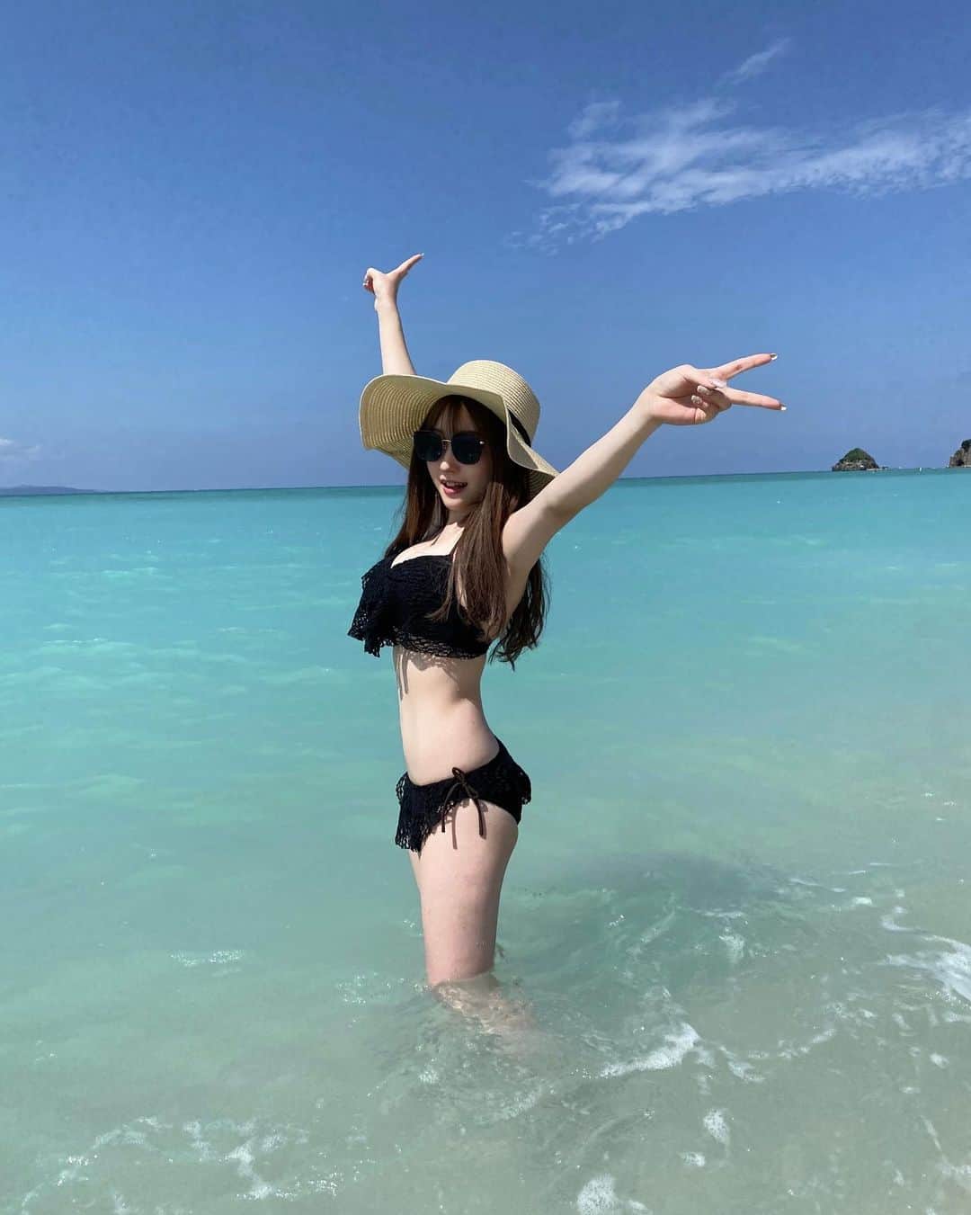 おもてちゃんのインスタグラム：「. 撮影中に5億回日焼け止め塗り直したけど焼けた涙ピース」