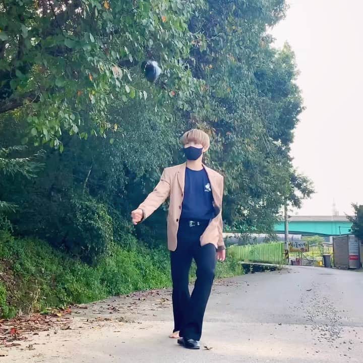 ピョン・ヒョンミンのインスタグラム：「아싸 내일 추석  #bts #dynamite #marymond @themarymond  @bts.bighitofficial  @official_ktigers」
