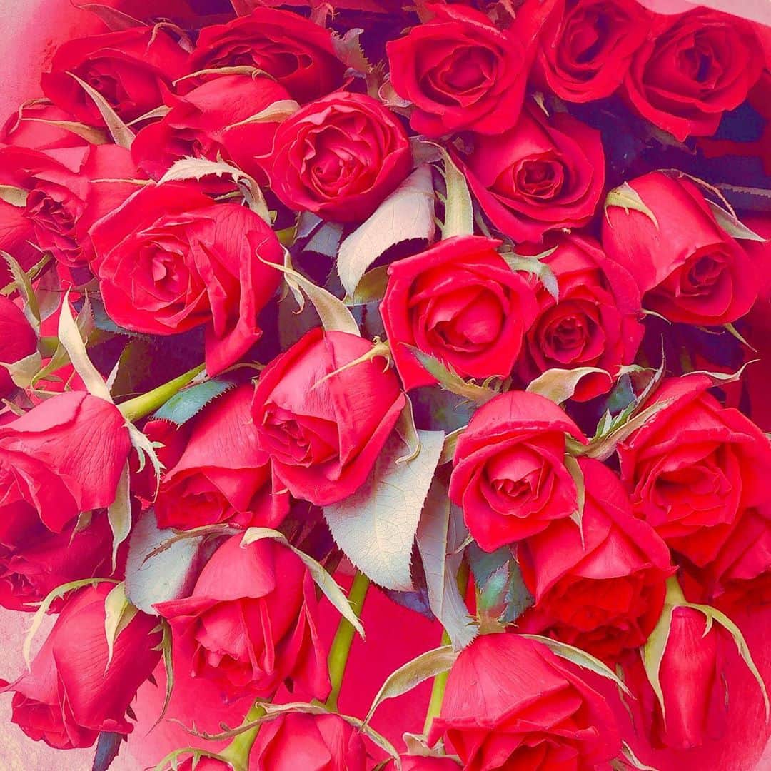 うえむらちかのインスタグラム：「誕生日プレゼント2020﻿ ﻿ 事務所に届いたものも受け取りました❣️﻿ ﻿ 想いのこもったものばかり﻿ 本当にありがとうございます😊﻿ お手紙と共に宝物にさせていただきます🎁﻿ ﻿ 感謝を込めて💓﻿  ここに載せてないものも また紹介していきますね😉✨ ﻿ ﻿ #誕生日プレゼント﻿ #ありがとう #嬉しい﻿ #誕生日 #birthday #誕生日サプライズ」