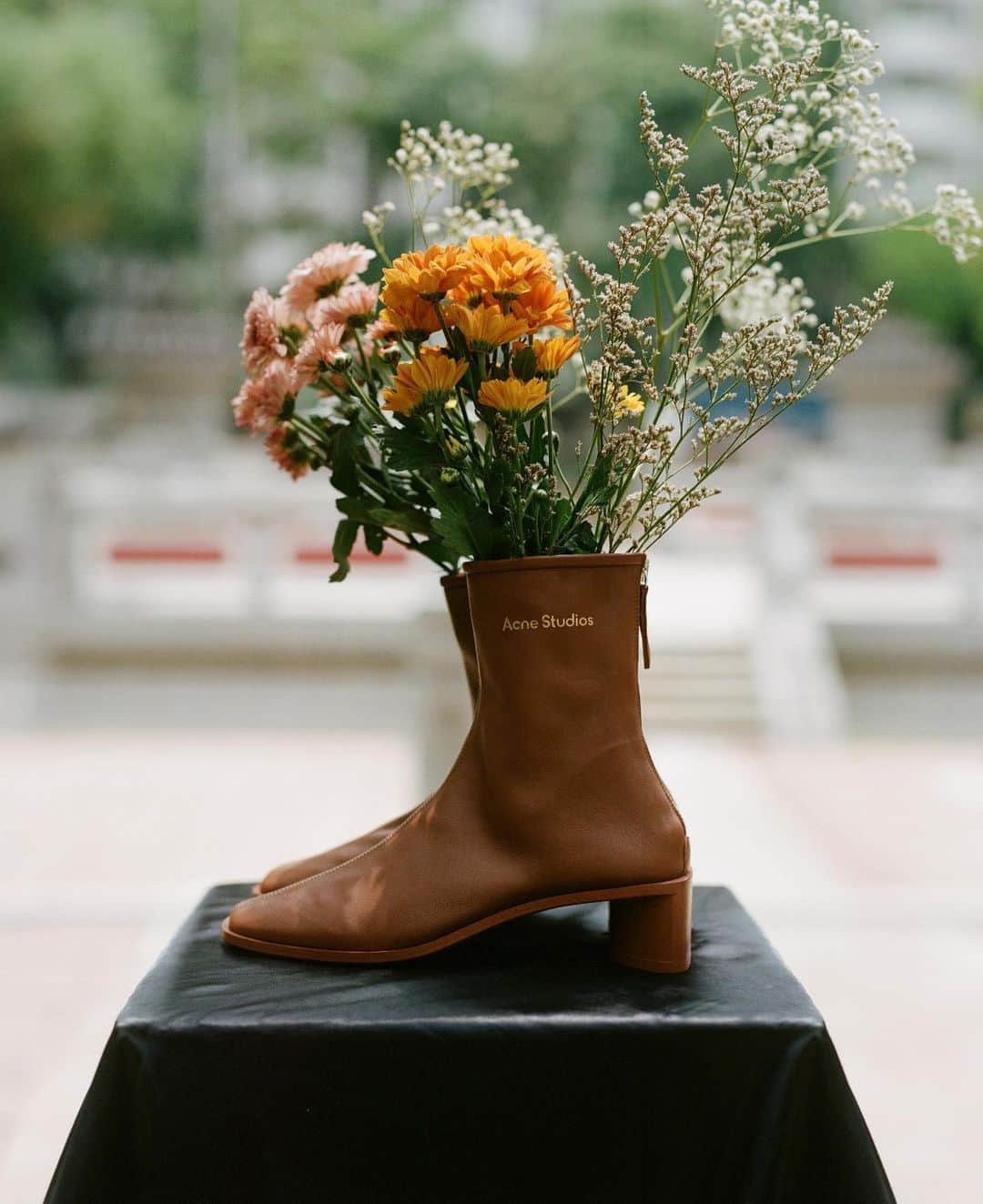 I.T IS INSPIRATIONさんのインスタグラム写真 - (I.T IS INSPIRATIONInstagram)「Fall is coming and new boots are nonnegotiable. - Indulge in a classic chic city look with the boots from @acnestudios . Emblazoned with an accented logo, the boots are crafted to a snug sock-like fit and set on a tonal block heel. Available in store and online now! - #ITHK #ITisInspirstion #acnestudios #boots #fallboots」9月29日 16時10分 - ithk
