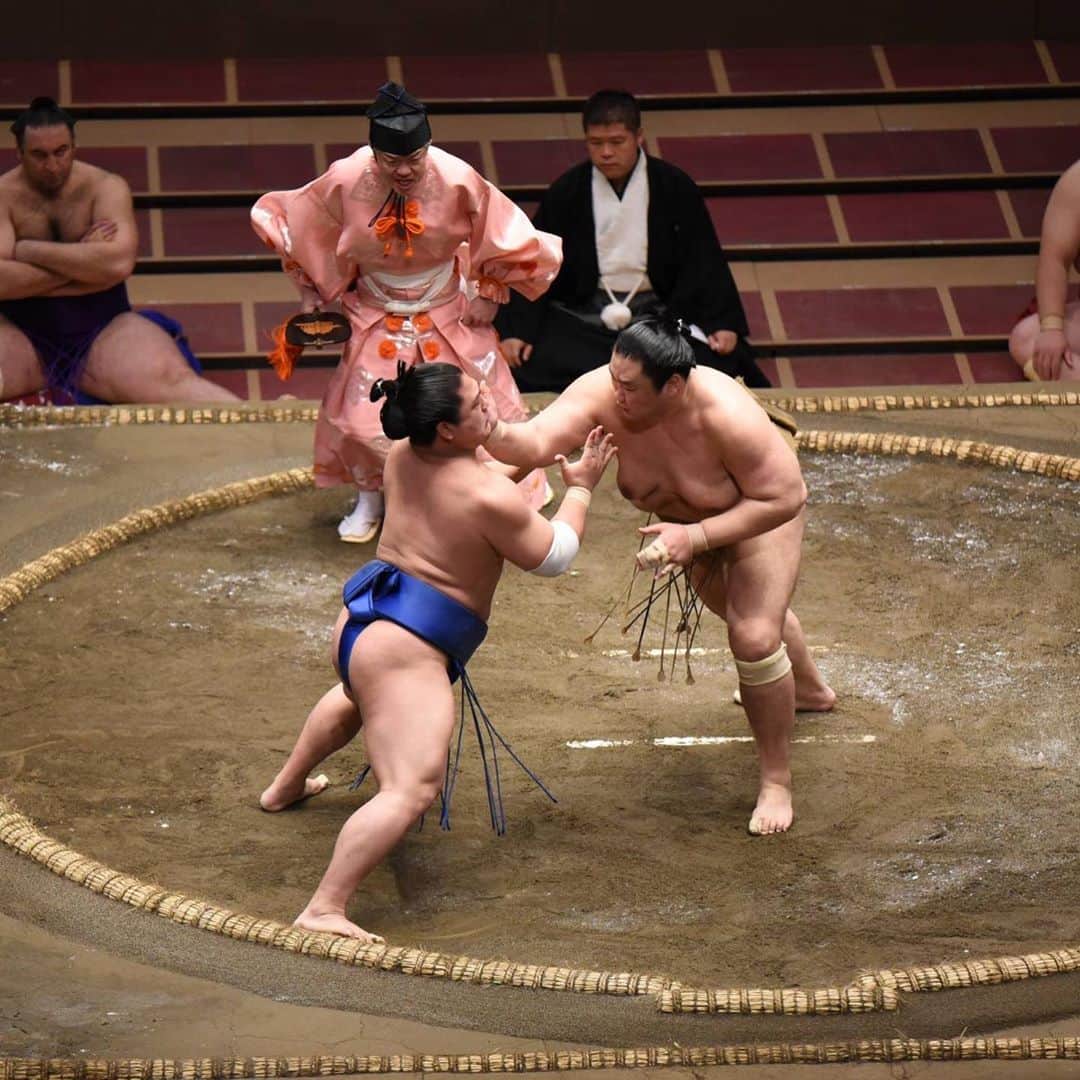 のインスタグラム：「Even when one of sumo’s six annual grand tournaments isn’t taking place, Ryogoku’s legacy as the sport’s home is still usually enough to draw tourists from around the world looking to chow down on some chanko nabe offered at one of the numerous restaurants in the area or visit the nearby Edo Tokyo Museum. To see the area so empty on the day of a tournament is unsettling. But that’s exactly what is happening just an hour before the gates open at Ryogoku Kokugikan for Day 5 of the ongoing Autumn Grand Sumo Tournament. Click on the link in our bio to see how sumo is wrestling with coronavirus. 📸 Dan Orlowitz (@dokool) . . . . . . #Japan #Tokyo #Ryogoku #sumo #sports #travel #japantravel #culture #japantimes #日本 #東洋 #両国 #相撲 #スポーツ #旅行 #文化 #ニュース #ジャパンタイムズ #🤼‍♀️」