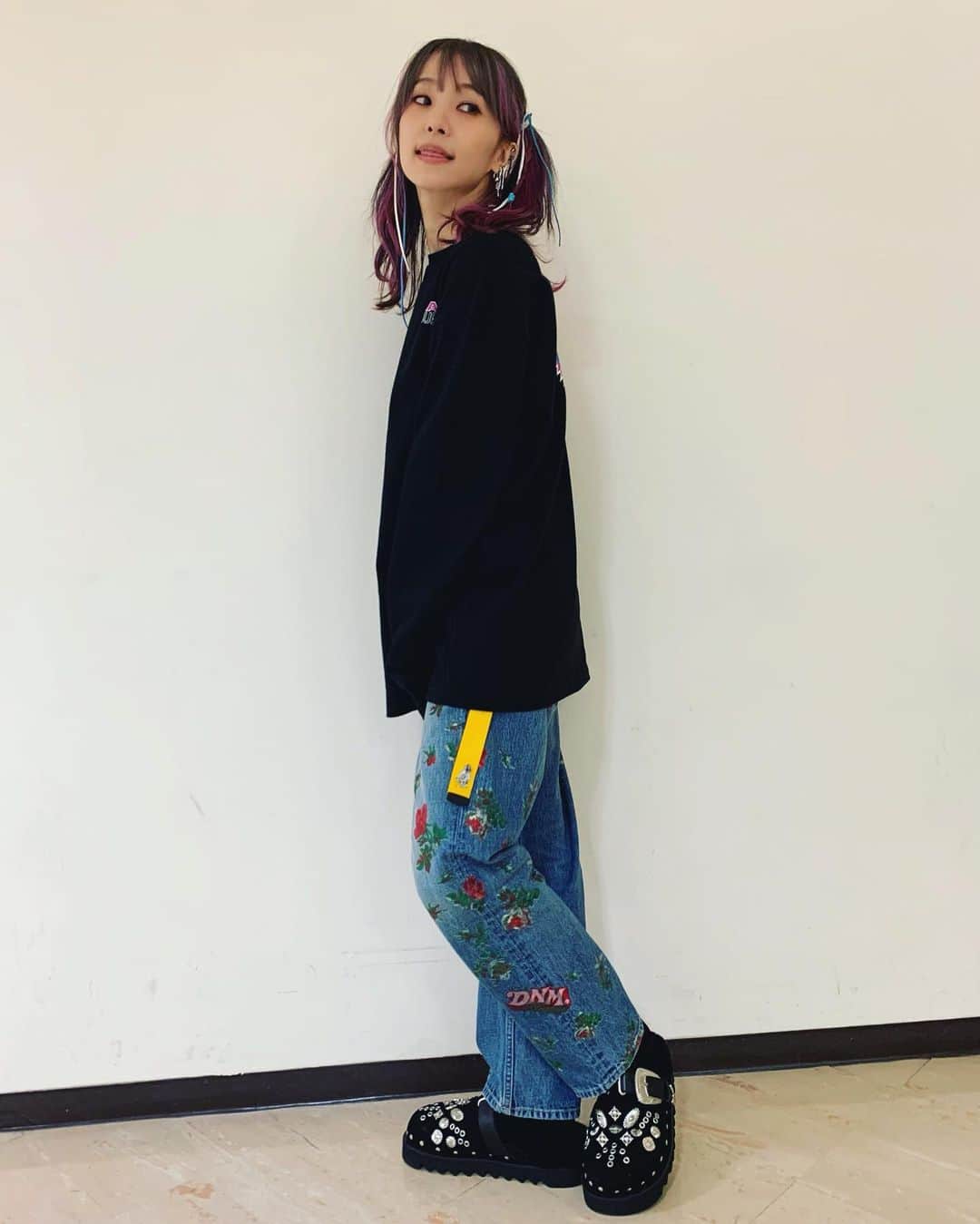 のインスタグラム：「昼間は暑いし、夜は寒い、スタジオはやっぱり寒いけど、運動して声出すと暑くなる。ので楽してかわいい服で過ごします☻♡ #りさふく　#たばたばへあめいく」