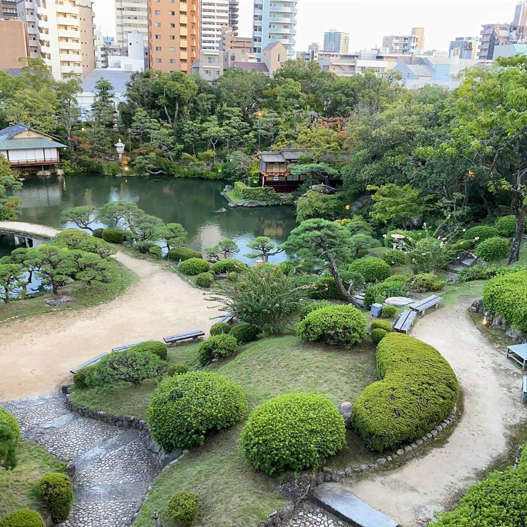 芝本裕子さんのインスタグラム写真 - (芝本裕子Instagram)「壮大な日本庭園を見ながら美味しいお料理を頂ける @thesorakuen に、やっと行って来ました❤️個室はそれぞれ趣のある仕様で、どれもとっても素敵でした。和室タイプもあって、お子さん連れでも安心して利用できそうでした‼️ そして、何よりお食事がとってもおいしかった😆どれもこれも、見た目も美しく、そして、基本これ以上絶対に増やすまい‼️と心に誓っている食器ですが、ここで使われているものは、どれもこれも素敵すぎました😍思わず、買えませんか？と、聞きそうになってしまった😂 最初から、どのお料理も上品な中にもパンチのある味だったりと最後までしっかり楽しめました。 夜の素敵な景色の写真を撮るのを忘れたので、また息子を連れてゆっくり来たいなと思いました❤️  #相楽園 #thesourakuen #sourakuen #shiba_u」9月29日 16時19分 - yukoshibamoto