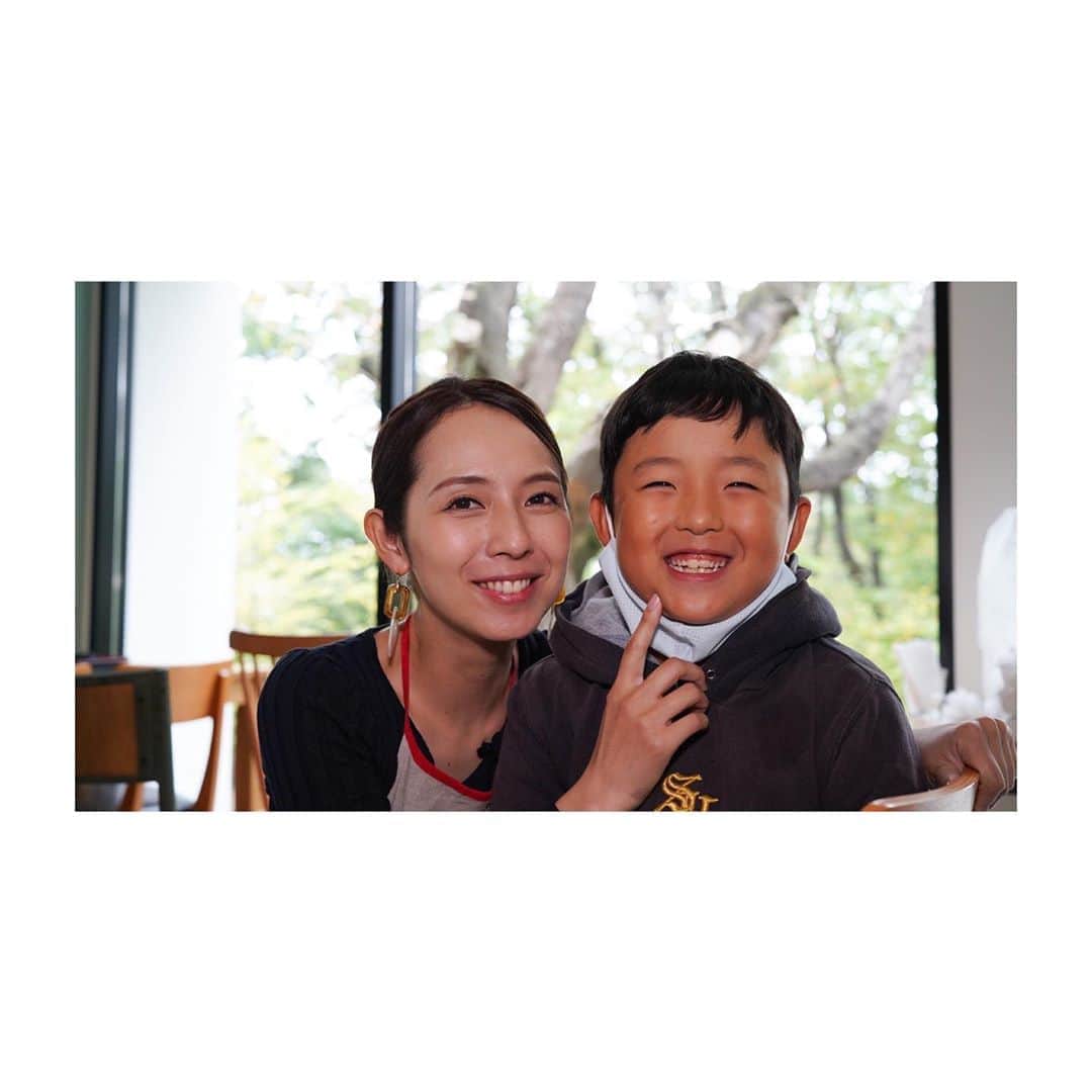 若林翔子のインスタグラム：「.﻿ .﻿ ﻿ レギュラーで料理番組をYouTubeで始めることになりました♡﻿ 10月9日より配信予定です😚﻿ ﻿ 私自身も本当に勉強になるんですよ〜！﻿ お料理始めて10年以上経つのに﻿ え！？そうなの！？﻿ と初めて知ることも多々…笑。﻿ ぜひぜひ見て頂きたいです！﻿ また詳細ちょこちょこ載せていきます！﻿ ﻿ ﻿ ﻿ 写真はその撮影の休憩時間。﻿ 急遽次男だけ野球が中止になってしまったので﻿ 見学に来させてもらっちゃいました😚﻿ ニッコーーーーー笑﻿ ﻿ ﻿ #宮城　#仙台　#タレント　#モデル　#若林翔子﻿ #YouTube #料理番組　#チャレンジ﻿ #これからまた新しいこと始めるよ﻿ #cooking #ごはん　#動画　#配信」