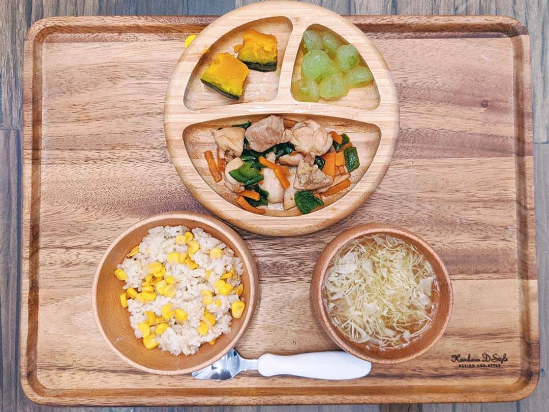 ソンイのインスタグラム：「息子の幼児食まとめ👦🏻🥣﻿ ﻿ ①﻿ 🌽とうもろこしご飯﻿ 🥕鶏肉と野菜の照り焼き﻿ 🍠かぼちゃ煮﻿ 🍇ぶどう﻿ 🍲お味噌汁﻿ ﻿ ②﻿ 🍳オムライス﻿ 🥬ほうれん草のソテー﻿ 🍠かぼちゃコロッケ﻿ 🥔ビシソワーズ﻿ ﻿ ③﻿ 🍥麻婆豆腐丼﻿ 🥬ほうれん草胡麻和え﻿ 🍠かぼちゃ煮﻿ 🍇ぶどう﻿ ﻿ ④﻿ 🥘かぼちゃのそぼろ餡﻿ 🍚白米﻿ 🐟サバの味噌煮﻿ 🥗ひじきと豆腐のサラダ﻿ 🍲お味噌汁﻿ ﻿ ⑤﻿ 🍛ハヤシライス﻿ 🍳スクランブルエッグ﻿ 🍉スイカ﻿ ﻿ #ソンイ子供ご飯 #ソンイ離乳食 #ソンイ飯﻿ #幼児食記録 #幼児食 #かみかみ期 #ぱくぱく期﻿ #幼児食メニュー #生後18ヶ月  #1歳6ヶ月﻿」