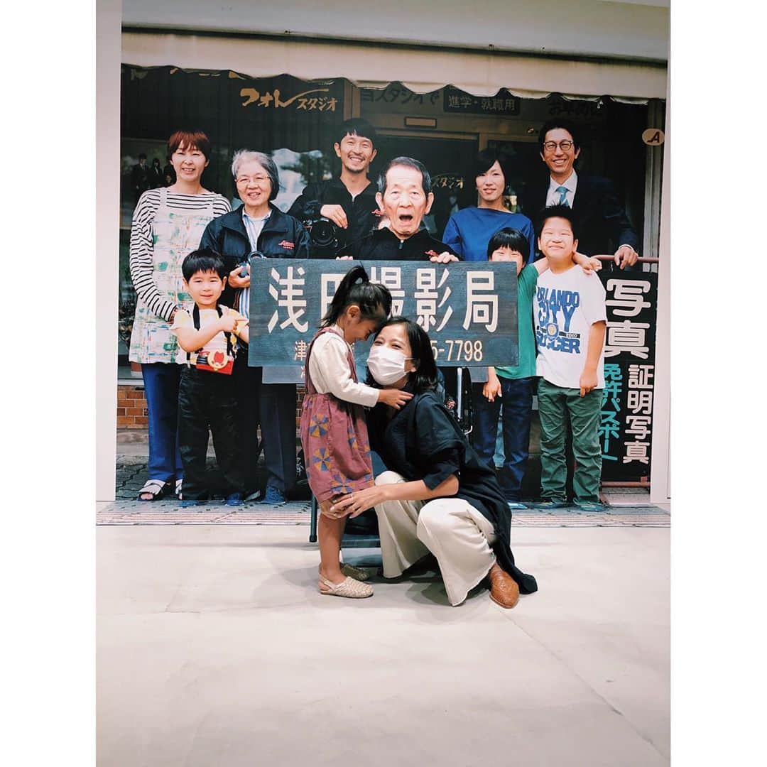 原田沙奈子さんのインスタグラム写真 - (原田沙奈子Instagram)「浅田撮影局にて。  マー坊こと浅田政志氏（ @asadamasashi ）の写真展にみんなで。 やっぱりやっぱり素敵な世界観だ！  写真に写るのを避けてたアマネも壁の一部になれた。←3枚目 恥ずかしがってたけどそれなりに写って良かったね♡笑  クスッと笑っちゃうのに、ふっと目頭が熱くなる。 マー坊の人格も手伝って本当に魅力的な写真たち。  浅田撮影局は10/12まで。 映画「浅田家」は10/2から！  あー、ワカメとあさぼーにも会いたいなー  #浅田撮影局#浅田家#浅田政志」9月29日 16時39分 - sanakoharada