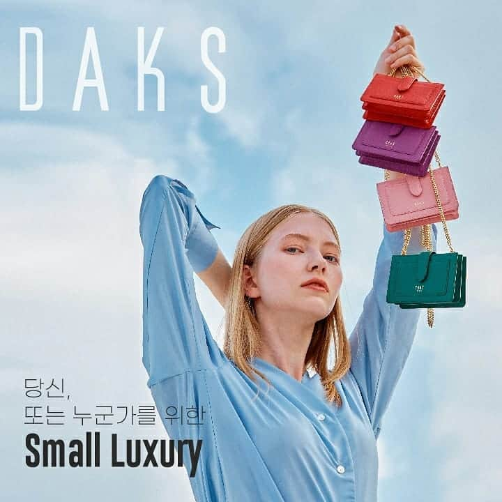 DAKS Koreaさんのインスタグラム写真 - (DAKS KoreaInstagram)「Special Promotion #DAKS_Item 가을 하늘에 완벽하게 어울리는 액세서리를 찾으시나요?  보기만해도 기분 좋아지는 컬러감 가득한 지갑과 세련된 체크와 플라워 패턴으로 그 동안의 우울함을 날려버릴 수 있을 거에요.  #20FW NEW ARRIVAL https://www.lfmall.co.kr/planning.do?cmd=getPlanningDetail&datacls=56546&af=f1dc  . #닥스 #닥스코리아 #닥스악세서리 #닥스액세서리 #DAKS #DAKSACCESSORIES #Lfmall #선물 #선물추천  #추석 #감사선물 #여성선물 #미니백 #마이크로백 #스카프 #쁘띠스카프 #여성스카프 #지갑 #여성지갑 #핸드폰지갑 #핸드폰케이스 #accessories #smallluxury #fashion #쇼핑 #온라인쇼핑 #플렉스 #flex」9月29日 16時39分 - dakskorea_accessories