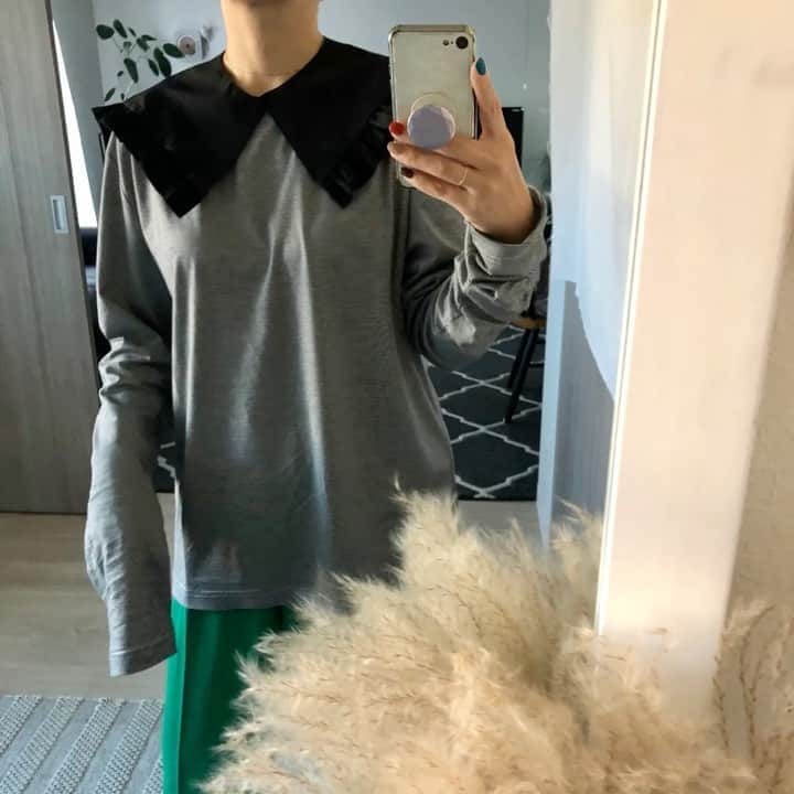 ◆miki◆のインスタグラム：「* * 💋💋💋 * 何度も言うとりますが スタイリストの金子さんが 大好きなんですけど←🙈💋  ホントに手掛けるコラボアイテムが しどい可愛くて困ってますぅ しんどいですぅ  なんですか🥺この付け襟 前も後ろもしどい可愛いの❤️  首の詰まり具合いとか パリッとした生地も最高よ  合わせて買ったロンＴも最高よ サラッとした生地と 長さのある萌え袖←💋 誰かを一気に萌えさせたい  ほんで、ちょっと前にね アシスタント募集してらして わしが独身で あと15歳若かったら 飛び込んでたやろぅなぁぁー🥺💭 なんて思ったりして  若いって素晴らしいよね😚 #急に何の話  * @coudre___official  * #母ちゃんのootd #ママコーデ #ママファッション #アラフォーコーデ #アラフォーファッション #付け襟 #金子綾さんコラボ  #金子綾」