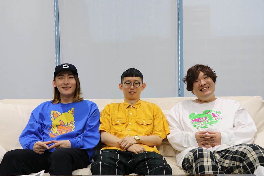 芦沢統人のインスタグラム：「ビッケブランカvs芦沢ムネトvs岡崎体育  #音楽ナタリー #記事お楽しみに #ビッケブランカvs岡崎体育 #このシャツばっか着てるな俺」
