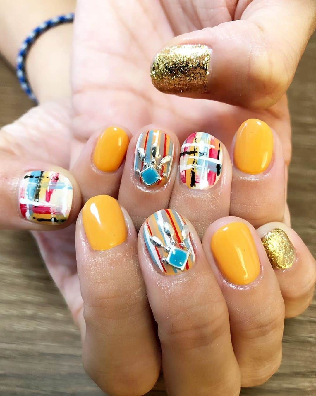 真矢のインスタグラム：「・ ・ NEW NAIL💅✨  おカタイお仕事が終わったので、カラーネイル復活😆✨  髪の毛もちょっとトーン上げちゃおうかな😜  ✴︎ ✴︎ #newnails #nailart #jelnail #orangenails #オレンジネイル #ジェルネイル #ネイティブネイル #秋ネイル」