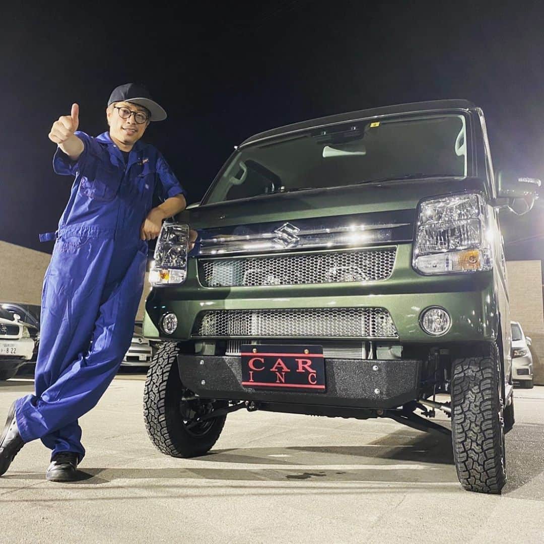 田村淳のインスタグラム：「SUZUKIのエブリイワゴンを改造してます！ ひとりキャンプ用の車に改造してるんですが…パンパー変えて、車高上げてタイヤとホイール変えて、サイドステップを変えてます。この後上にテントを積んで、内装に取り掛かる予定です。嬉しすぎて時々この車で現場に行ってます^_^  詳しくはYouTubeロンブーチャンネルで^_^  #SUZUKI #エブリイ #エブリイワゴン  #エブリイカスタム  #エブリイリフトアップ  #エブリイ改造  #エブリイキャンパー」