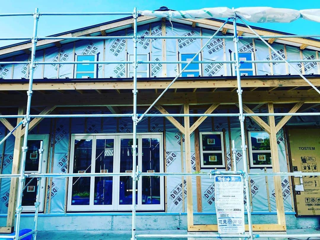 日大建築のインスタグラム：「#日大建築#カリフォルニアスタイル #サーファーズハウス新築#注文住宅#宮崎市#モダン#オシャレ#ビーチ#海#surf #ハワイ#アメリカン#大工#建築#設計#ウッドスタイル#中古住宅#リフォーム#リノベーション#カバードポーチ#ウッドデッキ#ヘリンボーン#マイホーム#家造り」
