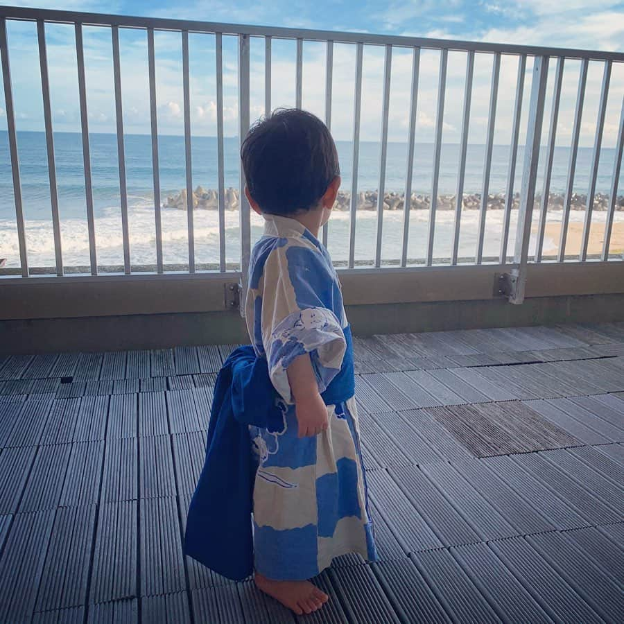 星村麻衣のインスタグラム：「温泉旅行へ♨️ 部屋から見える海に大興奮の息子😂🌊 私も久々の温泉に癒されました😍 #息子  #温泉デビュー #温泉旅行  #子育て  #成長記録」