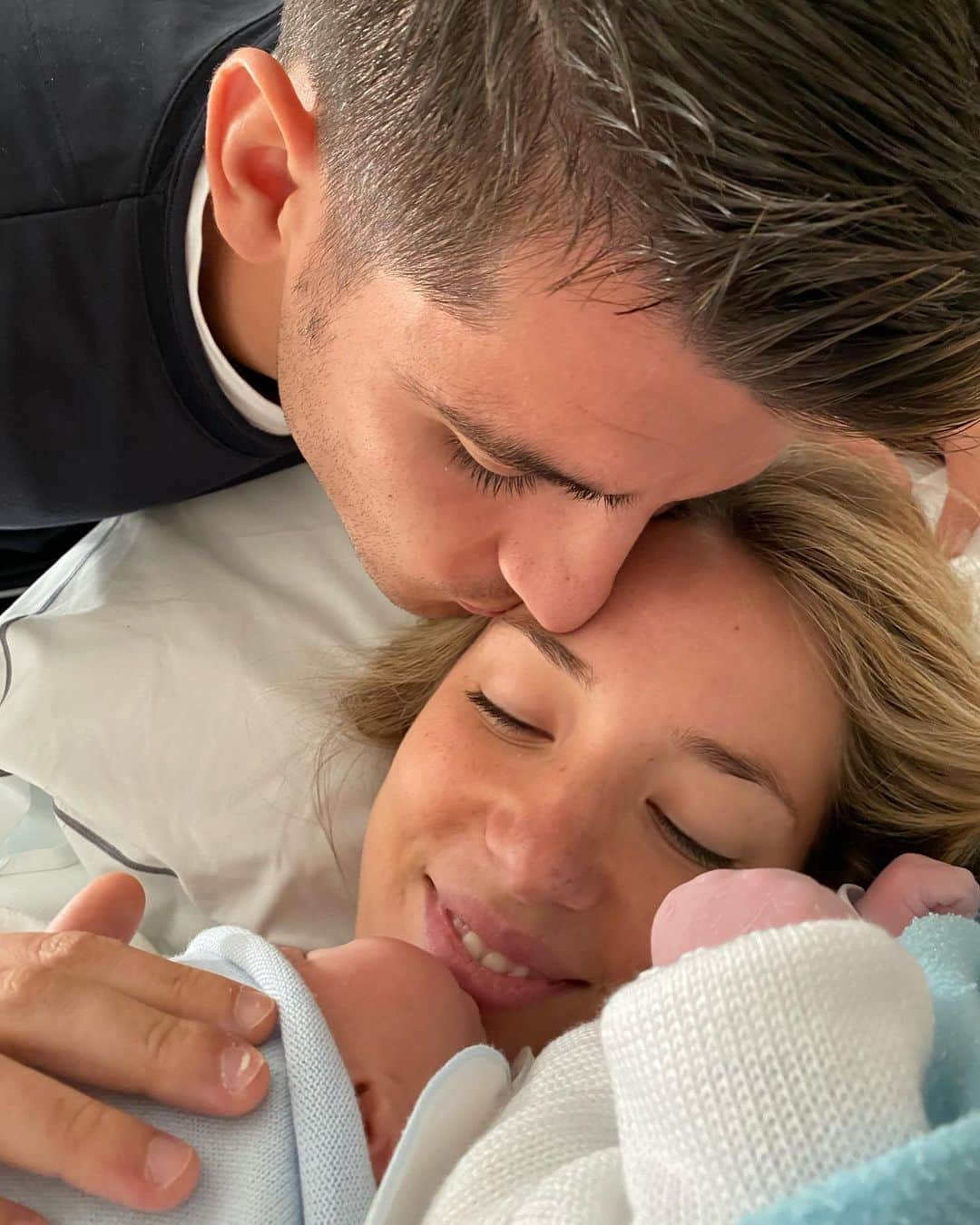 アルバロ・モラタのインスタグラム：「Edoardo Morata Campello 29-9-20. Bienvenido al mundo hijo. Su mamá y el bebé están genial los dos. @alicecampello eres increíble, gracias por hacerme un día más el hombre más feliz del mundo. Os amo ❤️👶🏼」