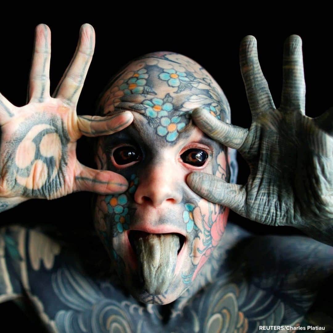 ABC Newsさんのインスタグラム写真 - (ABC NewsInstagram)「Sylvain, a primary school teacher and France's "most tattooed man," poses with his eyes full of black ink in Palaiseau, France. #tattoos #bodyart #ink」9月29日 16時58分 - abcnews