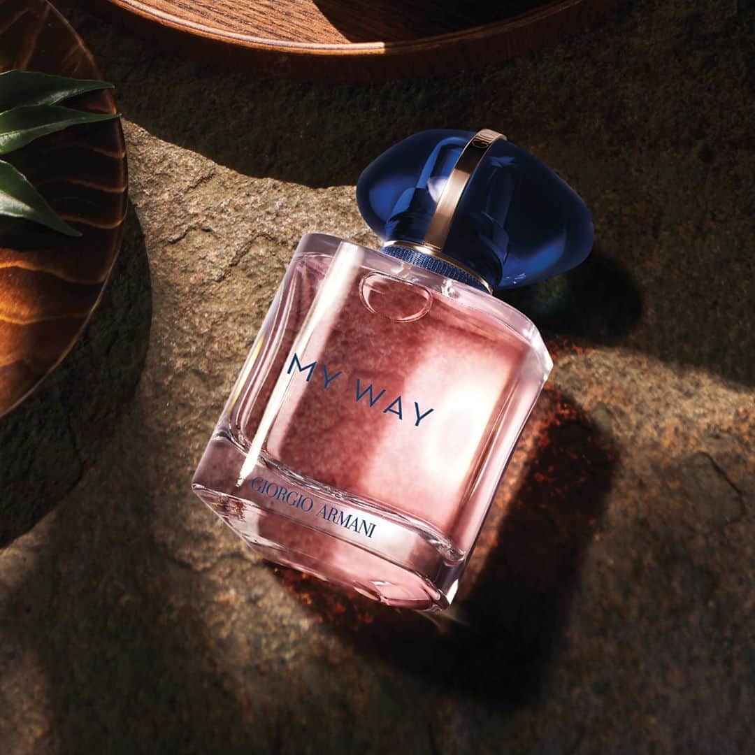 Armani Beautyさんのインスタグラム写真 - (Armani BeautyInstagram)「Luminous fragrant encounters. The tuberose and jasmine blended at the heart of MY WAY imbue the fragrance with notes of brightness and generosity.   Available @sephora  #Armanibeauty #ArmaniMyWay #IAmWhatILive #fragrance」9月29日 16時58分 - armanibeauty