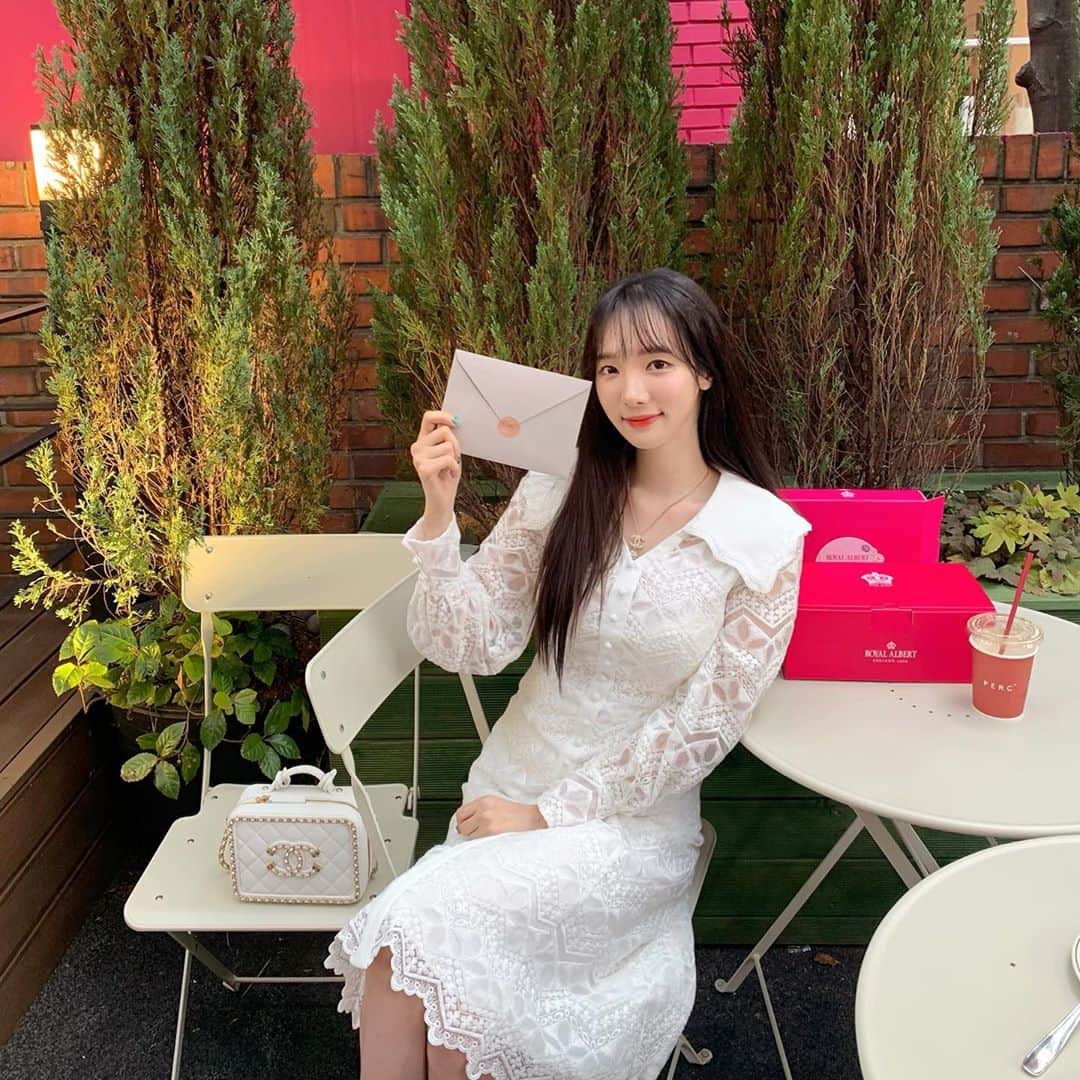 ミンヒ のインスタグラム：「청첩장 받았어요😍🙌🏻 울 언니 결혼 너무 축하해❤️👰🏻」