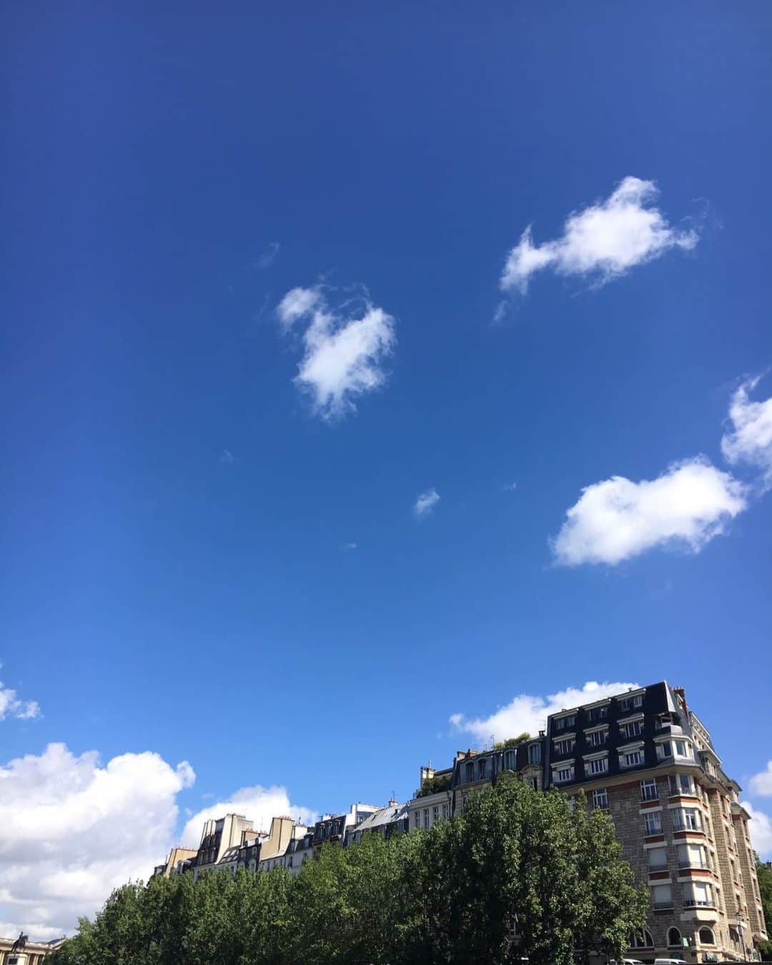 サルボ恭子さんのインスタグラム写真 - (サルボ恭子Instagram)「雲があっていい。﻿ ﻿ もう少し、﻿ 心が晴れるといいなあ。﻿ ﻿ #パリのみんな元気ですか#ノルマンディのみんな元気ですか#南仏のみんな元気ですか#バスクのみんな元気ですか#サルボ恭子#kyokosalbot」9月29日 16時59分 - kyokosalbot