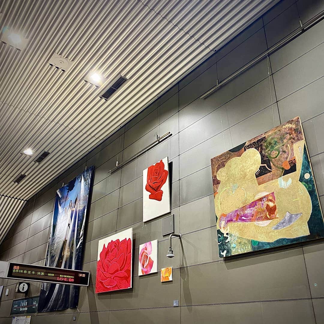 東京カメラ部 横浜分室さんのインスタグラム写真 - (東京カメラ部 横浜分室Instagram)「「CreativeRailway-みなとみらい線でつながる駅アート-　開催中！」 . 電車を降りると、そこは美術館！ . みなとみらい線の各駅でアート作品やパフォーマンスが楽しめる「CreativeRailway-みなとみらい線でつながる駅アート-」がついに始まりました。 . 普段は通り過ぎてしまう駅の中。 たまにはゆっくりと立ち止まり、作品をお楽しみください。 . 1枚目：新高島駅ホーム「展覧会の絵」 2・3枚目:馬車道駅構内「えきなか動物園」 . 各駅のアート巡りには、お得なみなとみらい線一日乗車券をご利用ださい♪ . 【CreativeRailway-みなとみらい線でつながる駅アート-】 期間：9月26日（土）～10月11日（日） 会場：みなとみらい線　新高島駅から元町・中華街駅の各駅とその周辺 主催：横浜市、横浜高速鉄道株式会社、創造界隈拠点 ※その他、詳細はみなとみらい線ホームページでご確認ください。 . みなとみらい線公式Facebook「わたしの横浜4.1キロさんぽ」で横浜の魅力を発信中！ そちらも是非ご覧下さい！<PR> . #みなとみらい線フォト散歩 #みなとみらい線フォトさんぽ #みなとみらい線 #横浜 #新高島 #みなとみらい #馬車道 #日本大通り #元町中華街 #yokohama #東京カメラ部 #Japan #photo #写真 #日本 #creativerailway #みなとみらい線でつながる駅アート #アート #art #artlife #フォトジェニック #美術館 #美術館巡り #artgallery #写真好きな人と繋がりたい #美術館好きな人と繋がりたい #ヨコハマトリエンナーレ #myyokohama #駅 #station」9月29日 17時00分 - tcc.yokohama