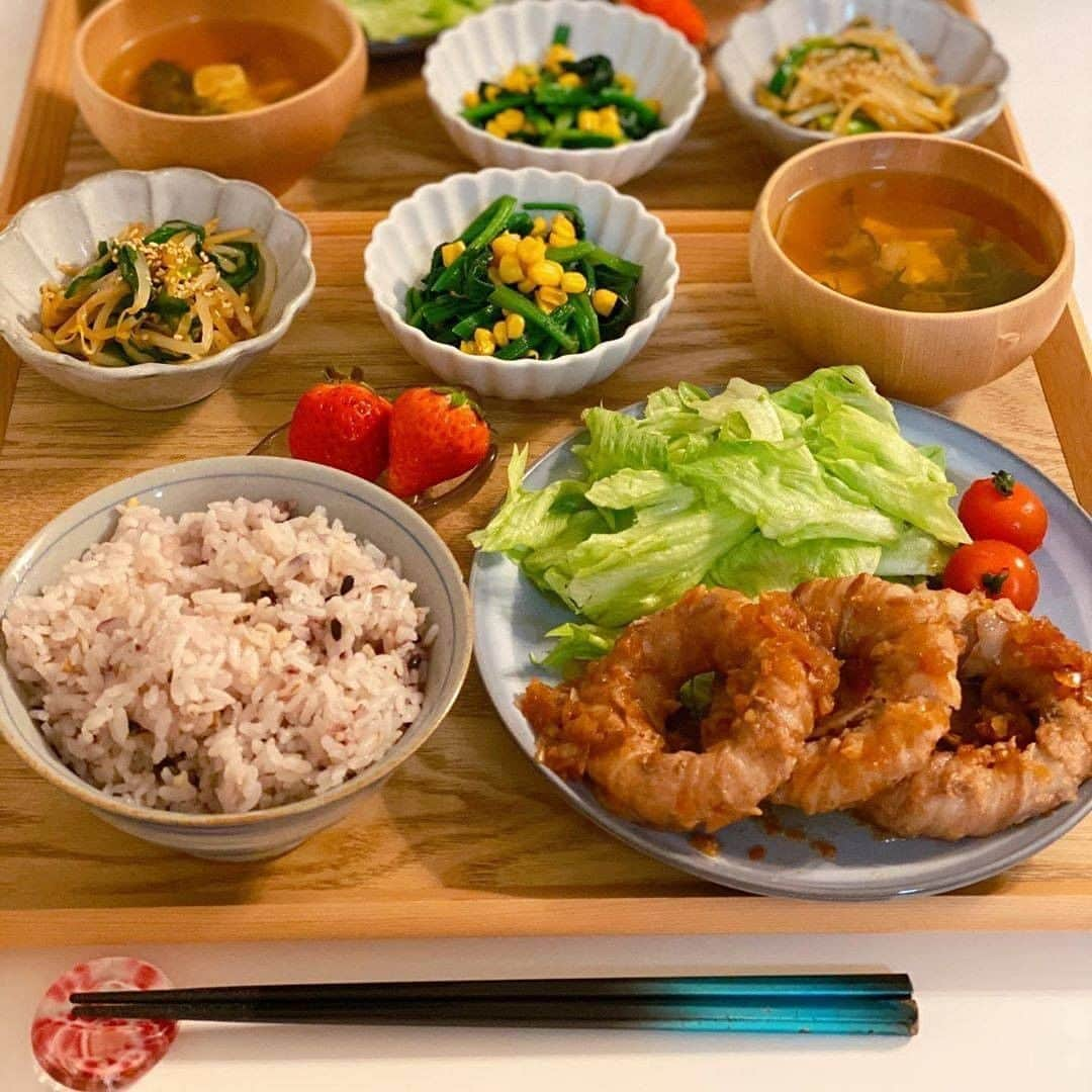 HyLifeporkTABLE代官山さんのインスタグラム写真 - (HyLifeporkTABLE代官山Instagram)「玉ねぎに豚肉を巻いた「トンデリング」！ 玉ねぎに巻くことによってジューシーさがアップ！ 作り置きしとけばお弁当のおかずにもいいですね😆✨ こちらの素敵なお写真は @yk._.cook さんの一枚です♪ -----------------------------------------  日本の皆さま向けに、安心安全でおいしい豚肉をお届けしている、 ハイライフポーク公式アカウントです。ハイライフポークを使ったさまざまなレシピや皆さまの豚肉料理を紹介しております。 ぜひ皆様も #ぶたごはん を付けて投稿してくださいね♪ -----------------------------------------  #hylifepork #hylifeporktable #ハイライフポーク #ハイライフポークテーブル #豚肉料理 #豚肉レシピ #豚肉 #ポーク #レシピ #お肉料理 #家庭料理 #おうちごはん #豊かな食卓 #今日のおいしい食卓 #料理好きな人と繋がりたい #フーディーテーブル #ごはん日記 #手作りごはん #クッキングラム #飯スタグラム #私のおいしい写真 #おいしい時間 #美味しいご飯 #美味しいもの大好き #カナダ #カナダ旅行 #玉ねぎの肉巻き #トンデリング #肉巻き」9月29日 17時00分 - hylifepork