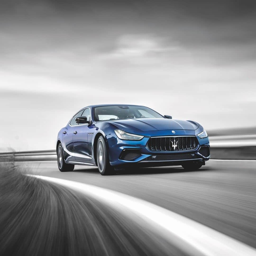 Maserati Japan | マセラティ ジャパンのインスタグラム：「MASERATI APPROVED Open Door Weekend  2020.10.3 (SAT) – 4 (SUN)   今週末、10月3日(土)・4日(日)の2日間にわたり、“MASERATI APPROVED Open Door Weekend”を開催いたします。  マセラティの妥協なき品質と保証は、新車でも認定中古車でも変わりません。Maserati Approved（ マセラティ認定中古車）プログラムによる121項目にもおよぶ、非常に厳しい基準に合格したエリートカーだけを、新たなオーナーの元にお届けいたします。  この機会に、珠玉の輝きを放つマセラティ認定中古車に、見て触れて、マセラティの魅力をご体感ください。  イタリアン ラグジュアリーの結晶、マセラティは、日本でさらに極まります。  皆様のご来場を心よりお待ち申し上げます。  詳細はこちら。 https://www.maserati.com/jp/ja/shopping-tools/Maserati-Approved-october-OpenDoorWeekend-campaign-web-to-lead  #Maserati #マセラティ #MaseratiJapan #マセラティジャパン」