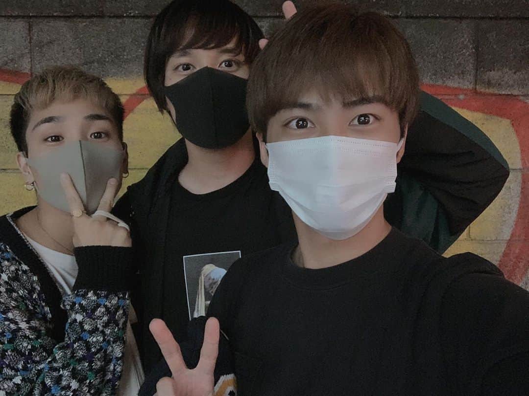 品川翔のインスタグラム：「昨日は久々にNUYととらに会いました😊  キャラメルズのネタを見たかったけど見せてくれませんでした（小声）  侍のメンバーに会うと めちゃくちゃ落ち着くね！！  （2枚目の写真楽しそうにしなさいよ）  #KYOTOSAMURAIBOYS」