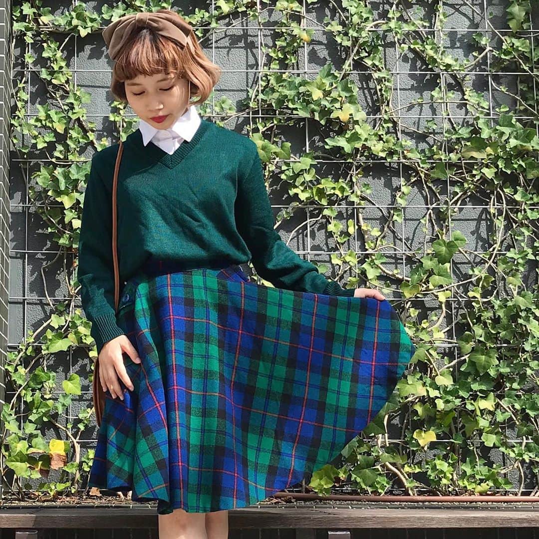 NUTTY Vintage&Collectibleのインスタグラム：「🎓School Girl  Style🎓  ☑︎Vintage Green Check Design  Skirt  たっぷりなボリュームにウール素材🍁 片方だけのポケットがポイント。 チェックのスカートにニット＋襟で 憧れのスクールガールスタイルに＊ 秋になると一度は着たいスタイリングですよね＊  ------------------------------------ 🛍NUTTY通販について🛍 ------------------------------------- ＜ONLINE STORE＞ VINTAGE▶︎http://nutty.theshop.jp/ USED SELECT▶︎https://nuttyselect.official.ec/ （プロフィールページURLよりjump🕊） ㅤㅤㅤㅤㅤㅤㅤㅤㅤㅤㅤㅤㅤ ＜VIDEO CHAT SHOPPING＞ テレビ電話をお繋ぎして、リアルタイムでご案内いたします。詳細は過去の投稿をご覧ください。」