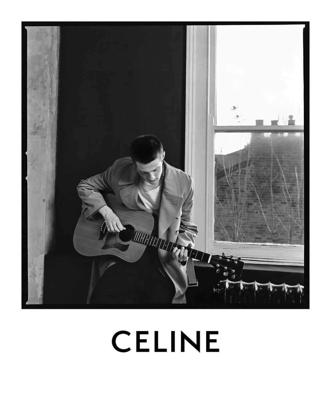 Celineさんのインスタグラム写真 - (CelineInstagram)「CELINE ESSENTIELS PORTRAIT OF A PERFORMER   OLLIE FROM @LAUNDRETTE__ PHOTOGRAPHED IN LONDON BY @HEDISLIMANE IN DECEMBER 2019   CELINE CLASSIC TRENCH AVAILABLE NOW IN STORE AND CELINE.COM   #CELINEBYHEDISLIMANE #CELINEPORTRAIT」9月29日 17時08分 - celine