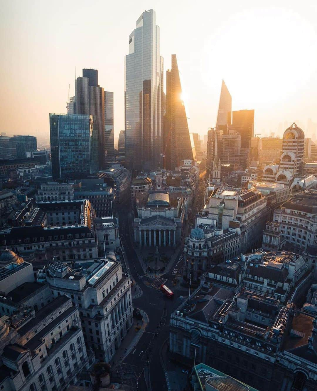 Canon Photographyさんのインスタグラム写真 - (Canon PhotographyInstagram)「Sunrise in the capital  Photography // @jacob Curated by @henry.nathan  #london #towerbridge #riverthames #sunrise #city」9月29日 17時09分 - cpcollectives