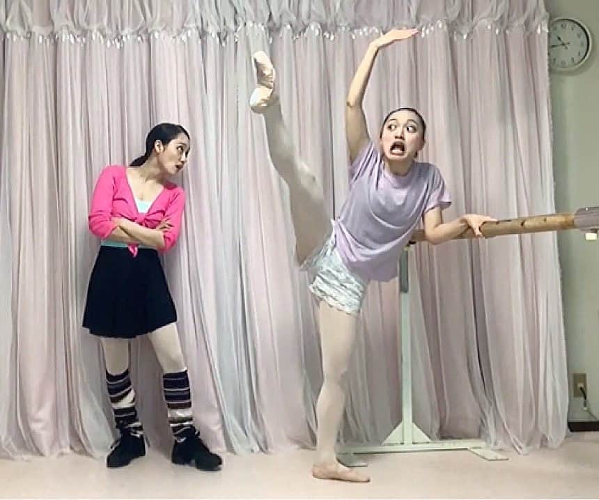 松浦景子さんのインスタグラム写真 - (松浦景子Instagram)「生徒の足の下にわざわざ入ってきて 圧かけてキープさせる、バレエの先生  #バレエあるある  動画はYouTube『けっけちゃんねる』へ！  👚＋レッグウォーマー着用 → @primaqua.ballet   スカート→ @chacott_jp   ーーーーーーーーーーー  #バレリーナあるある #バレエダンサーあるある #細かすぎて伝わらないモノマネ#あるある  #吉本新喜劇#吉本坂46 #松浦景子#松浦景子バレエ #クラシックバレエ #バレリーナ#バレエ#バレエダンサー #バレエ芸人#バレリーナ芸人 #バレエコンクール #バレエ大好き #あるある#バレエの先生 #ダンスの先生 #バレエコーチ #バレエ講師 #先生あるある #コーチあるある #バレエ発表会 #バレエレッスン #balletteacher #balletclass #balletlesson #balletlife #balletlove」9月29日 17時11分 - pinkpinks13