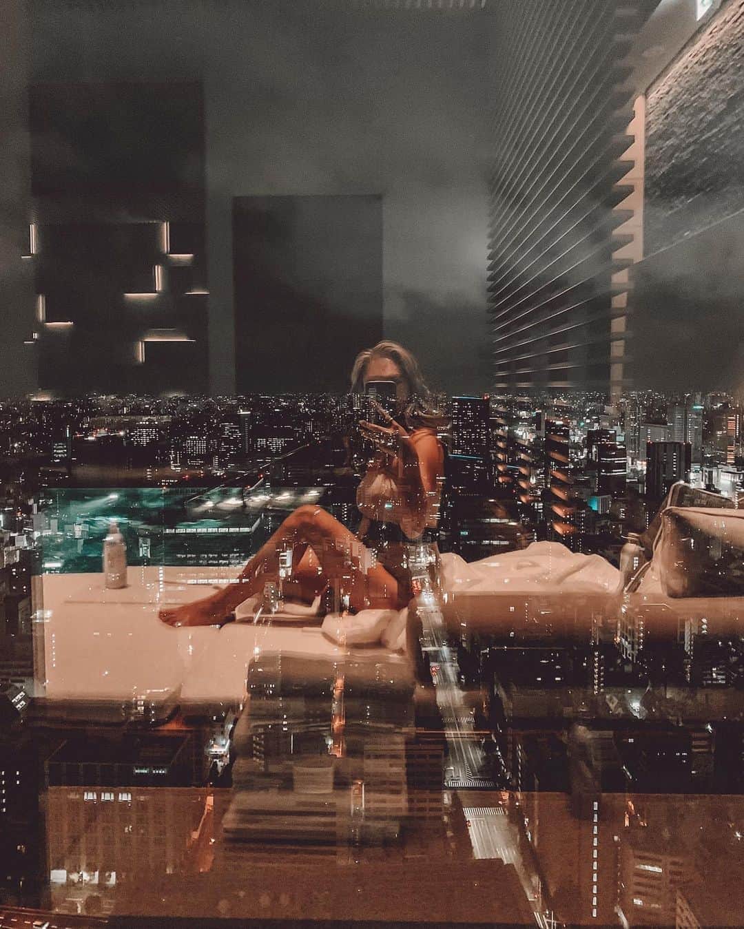 ✷kana✷のインスタグラム：「🗼🌃🏊🏽‍♂️✨ . . 前postの夜バージョン！ どれ1枚目に載せるか かなり悩んじゃったよ😭笑 東京の夜景ってやっぱ最高！✨ Night poolもまた幻想的で素敵だった👍 . #fourseasons #hotelpool」