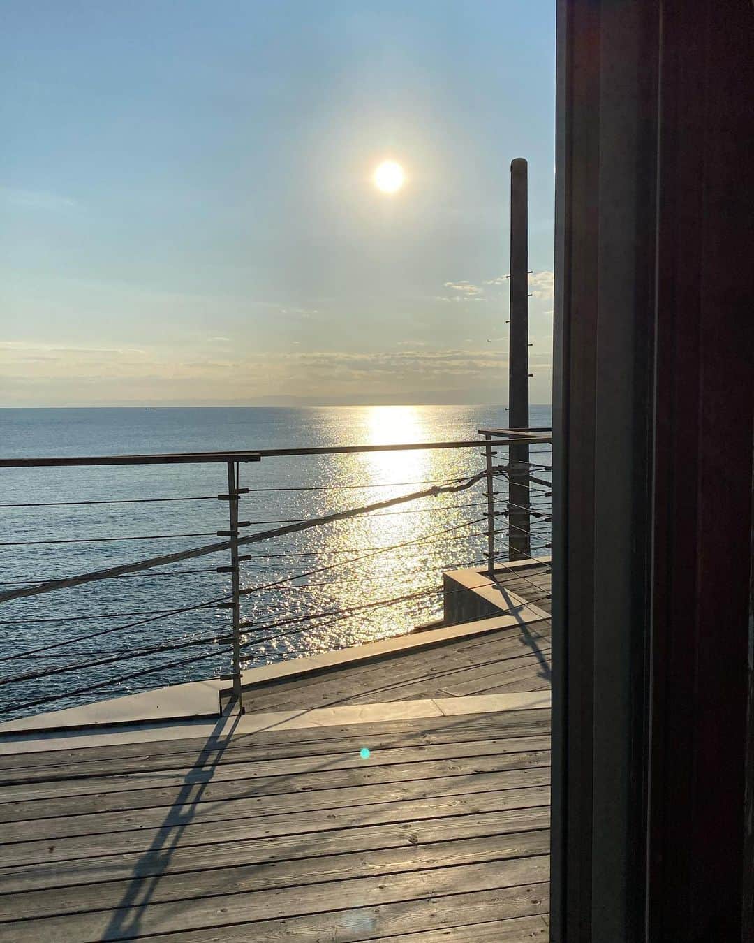 井上奈保さんのインスタグラム写真 - (井上奈保Instagram)「✨✨✨ お部屋から覗く。  #hayama #chill #sea #sunset #oceanview #sealife #葉山 #葉山暮らし #海辺の暮らし」9月29日 17時15分 - inouenaho1207