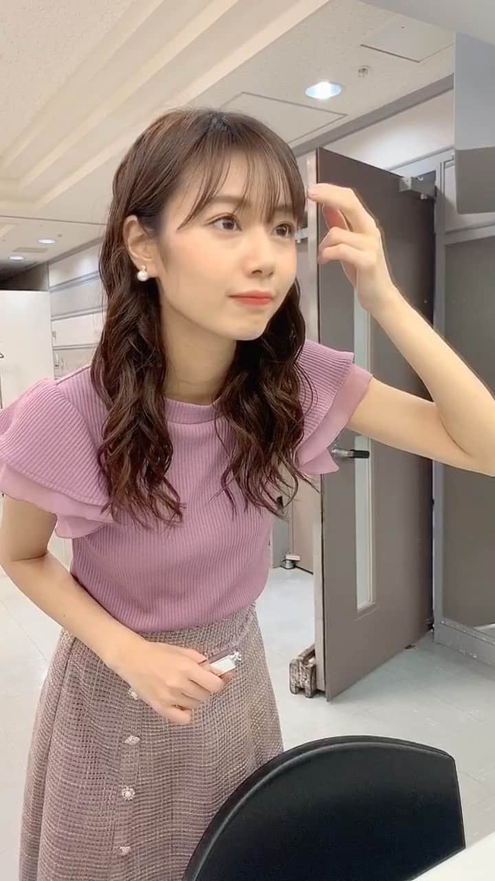 杉浦みずきのインスタグラム：「アナウンサーのお仕事裏側 〜朝の番組☀️〜 #メイク #衣装 #パープルコーデ #ニット #スカート #朝の番組 #アナウンサー #リール 撮影はいつも側にいて下さるスタイリストさんが💓」