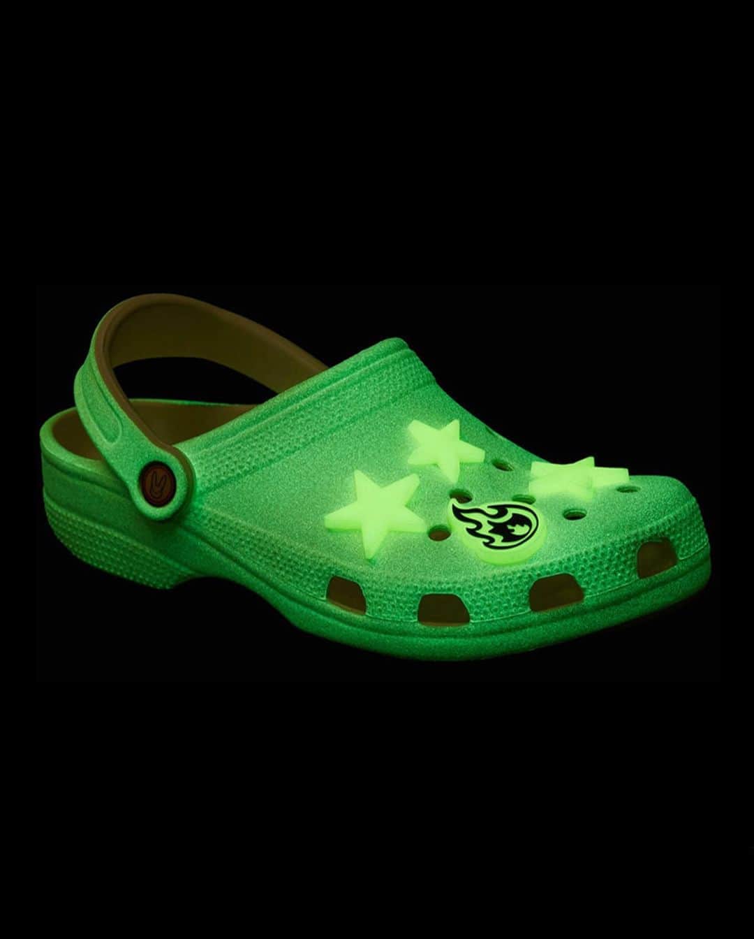 HYPEBEASTさんのインスタグラム写真 - (HYPEBEASTInstagram)「@hypebeastkicks: @crocs has enlisted @badbunnypr for a pair of glow-in-the-dark clogs that arrives just in time for Halloween. Serving as a nod to the singer’s hit album ‘YHLQMDLG,’ the shoes have been embellished with Jibbitz charms that reference his music, like a fire emoji, a planet, stars and the singer’s signature bunny logo, as well as a tiny yellow enamel detail at the lower ankle. Look for them to be available at the Crocs website on September 29.⁠⠀ Photo: Crocs」9月29日 17時21分 - hypebeast