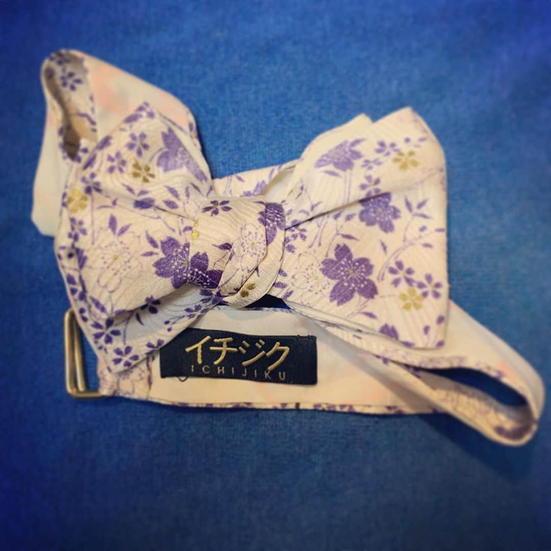 マシュー・チョジックのインスタグラム：「素敵な蝶ネクタイをゲットした！元々ビンテージ着物の生地だった😍 @ichijiku.world ありがとう！Vintage kimono fabric reborn as a bow tie🙏🙏🙏 Check out Ichijiku’s #sustainableluxury fashion line made with lovely recycled kimono!  #着物 #japan #fashion #ファション」