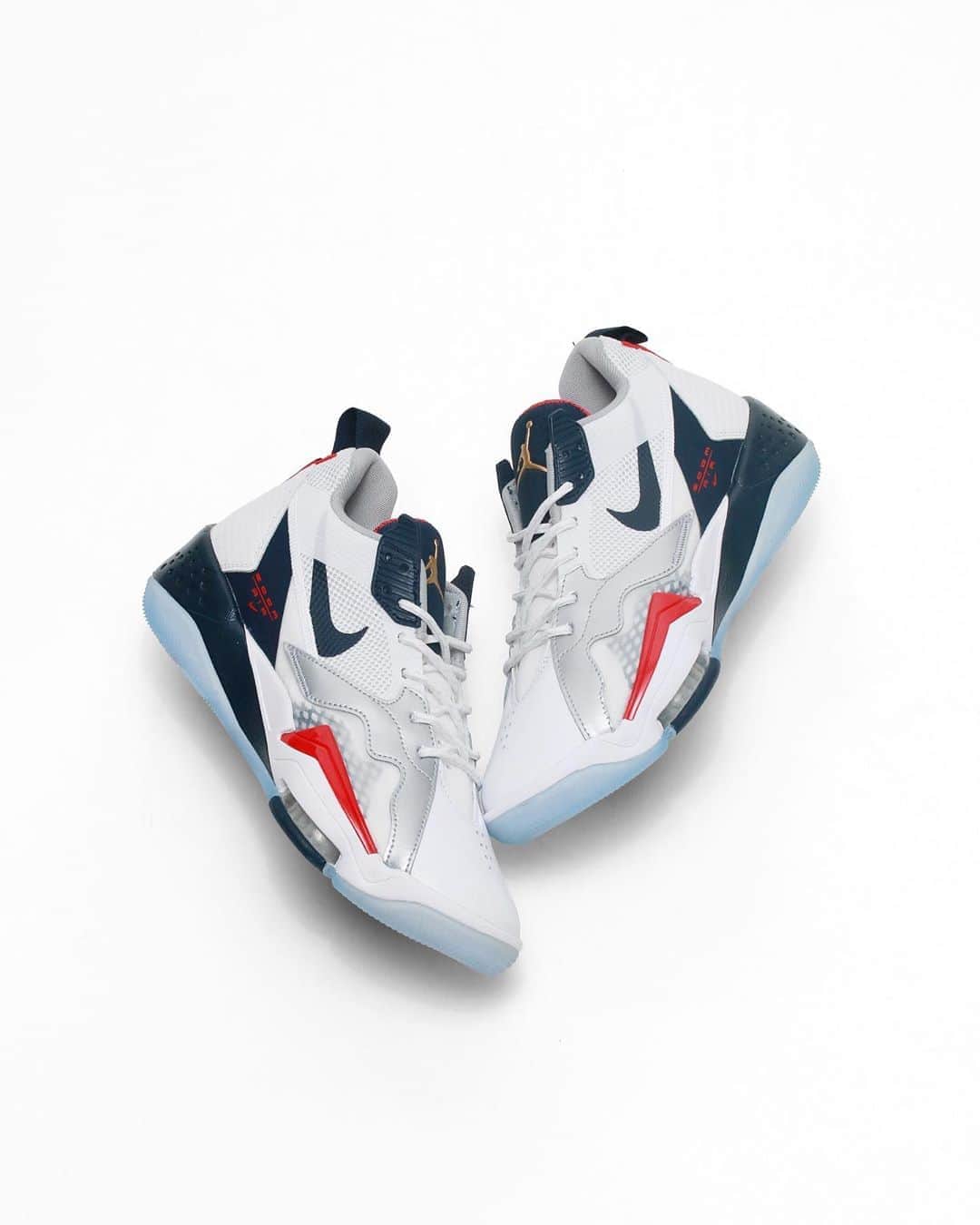 A+Sのインスタグラム：「2020 .10 .2 (fri) in store﻿ ﻿ ■NIKE JORDAN ZOOM '92﻿ COLOR : WHITE × OBSIDIAN﻿ SIZE : 26.0cm - 29.0cm﻿ PRICE : ¥16,500 (+TAX)﻿ ﻿ 90年代の伝説的な3つのシルエットを称えたジョーダン ズーム '92では、当時のデザインに見られる大胆さと反骨精神を表現。伸縮性があり、柔らかくフィットするスリーブと軽量フォーム、反発力に優れたクッショニングを組み合わせることで、快適な一足に仕上げている。ミスマッチな素材と大胆なディテールを配することで、スタイルに特徴的でレトロな雰囲気をプラス。﻿ ﻿ The Jordan Zoom '92, which celebrates the legendary three silhouettes of the 90's, expresses the boldness and rebellious spirit found in the designs of those days. Stretchy, soft-fitting sleeves, lightweight foam, and cushioning with excellent resilience combine to create a comfortable pair. By arranging mismatched materials and bold details, a characteristic and retro atmosphere is added to the style.﻿ ﻿ #a_and_s﻿ #NIKE﻿ #NIKEJORDAN﻿ #NIKEJORDANZOOM﻿ #NIKEJORDANZOOM92」