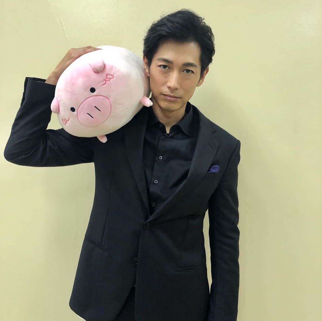 日曜劇場『危険なビーナス』【公式】のインスタグラム：「現場レポート　その2🐖🐖🐖 . 君津さんに挨拶をしたので矢神家に潜入‼️ そこにいたのは...... . スマートでセクシーな矢神勇磨さん😎 とってもかっこよくて素敵💕 気さくに接してくれて嬉しかったです🐽✨ でもね、仲良くなれたかなと思ったのに…… あぁ！そこは持たないでーっ💦 . . . #日曜劇場 #危険なビーナス #東野圭吾 #ブーナス #ブーナスの現場レポート #妻夫木聡 #吉高由里子 #ディーンフジオカ #染谷将太 #中村アン #堀田真由 #結木滉星 #福田麻貴 #3時のヒロイン #麻生祐未 #坂井真紀 #安蘭けい #田口浩正 #池内万作 #栗田芳宏 #栗原英雄 #斉藤由貴 #戸田恵子 #小日向文世 #giorgioarmani」