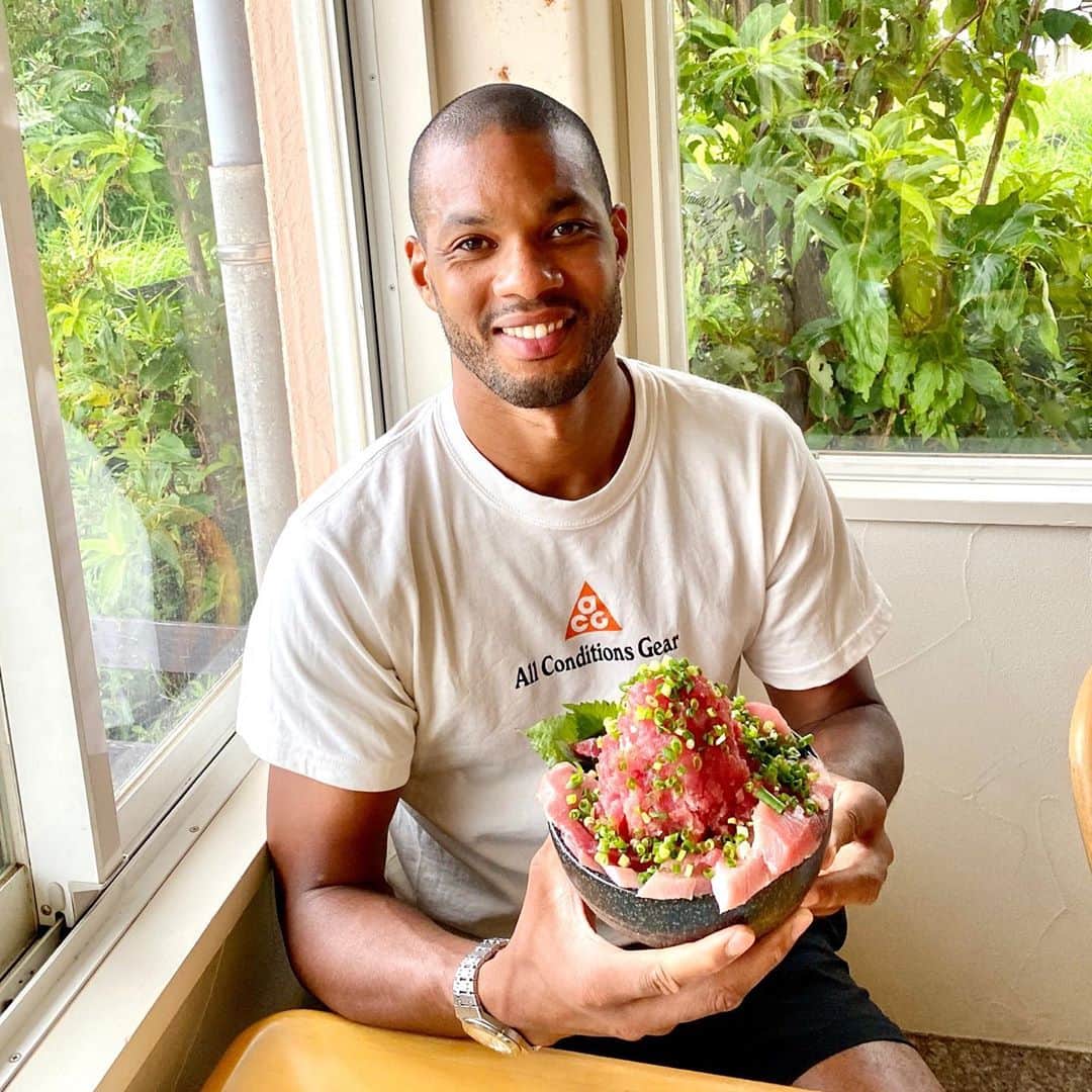 のインスタグラム：「I saw a picture of a huge tuna bowl on the menu. And me being me I had to buy it 😇」
