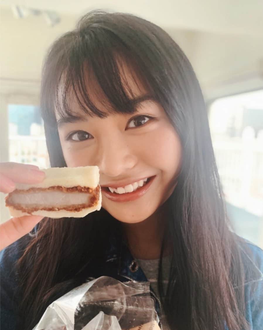 西本ヒカルのインスタグラム：「・ オフショットです🥪♡ 北海道の牛肉コロッケサンド 美味しくいただきました☺︎ とても楽しい撮影でした！ 公開お楽しみに〜！」