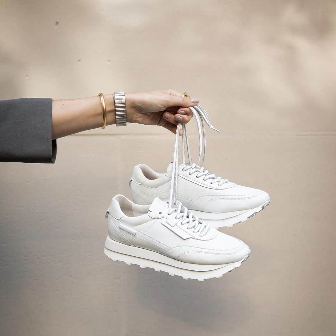 ケンネル&シュメンガーさんのインスタグラム写真 - (ケンネル&シュメンガーInstagram)「these all white HERO sneakers are one of our favorites. what do you think about it? #musthave #kennelundschmenger #retrosneakers #retrorunning #fallwinter #essentials #outfitinspiration」9月29日 17時41分 - kennelundschmenger