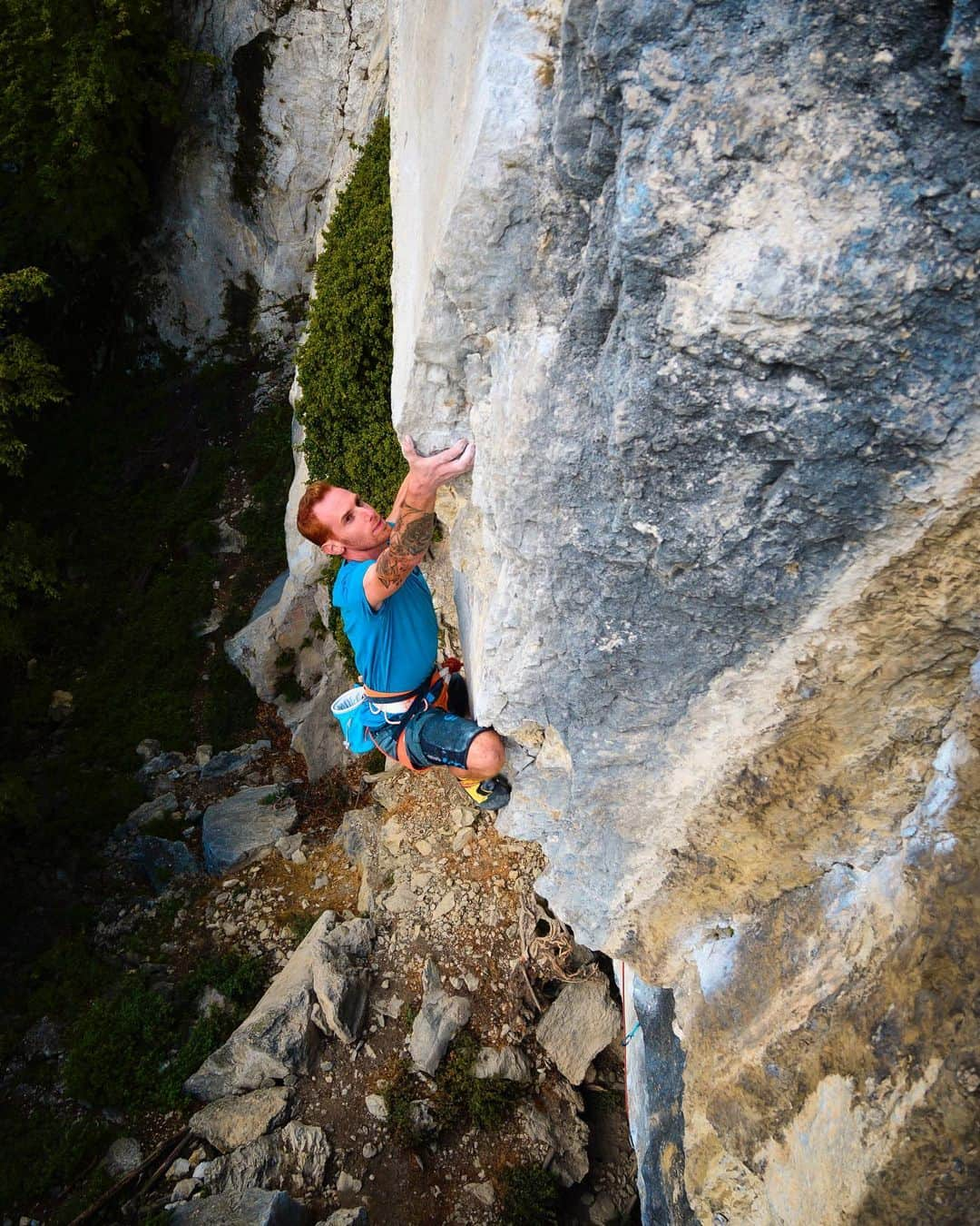 ガブリエル・モローニのインスタグラム：「Another summer has gone... and what a special summer this was!  One without any trip in far locations, without competitions but still with a lot of climbing, mostly on rock and with a rope, a good amount of work at @urbanwallmilano and many days spent “locally” with the closest friends...  Thanks everybody for the good times! Fall is finally here again, that means that if it doesn’t start to rain every day it’s the right time to climb on colder rock and try to pull on smaller and grippier holds... Here is some of the harder routes that kept me busy during this summer: - Mega Geremia 9a, Valbrona(📸: @nick_furius ) - Moon Landing 9a, Presolana - The Last Dance 8c+/9a Gressoney  - Monkey Land 8c+ Presolana - Tufas Tufas extension 8c+ Valbrona - Biographie(1st chain) 8c+ Céüse - Cocktail 8c Finale - Une Arquée pour le Criquet 8c Fournel - Monkey Dance 8c Presolana - Hot Tzatziki 8c Valbrona  - Wingsuit 8c Valbrona  #e9team #petzlteam #dinamicheverticalisrl #scarpaspa #frictionlabs @e9clothing_official @petzl_official @dinamicheverticalisrl @scarpaspa @frictionlabs」