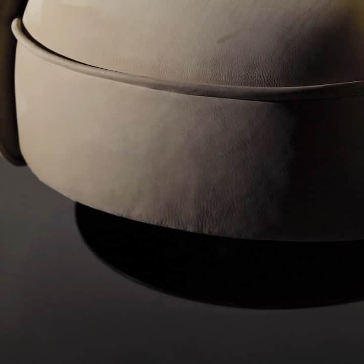 のインスタグラム：「Curvy Chubby Comfy  Leon by @dragaandaurel   #BaxterWorldwide2020 #baxtermadeinitaly #baxter #newcollection #leather #armchair #dragaandaurel #furniture #luxury #interiors #interior #interiordesign #leon #design」