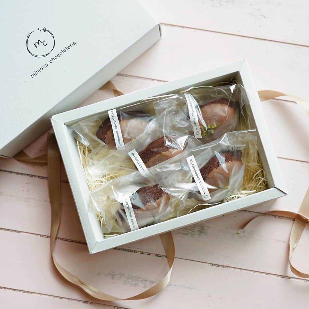 hirokoさんのインスタグラム写真 - (hirokoInstagram)「🌱2020.9.29（火） ✽.｡.:*・ﾟ #hiroponのおうちおやつ﻿ ﻿ ダイエット復活！ なんて言っておきながら...﻿ おやつにケーキ食べてます🤣﻿ ﻿ ﻿ #お取り寄せ したケーキが届いたの〜 🚚﻿ チョコレート専門店 @mimosa_chocolaterie﻿ #ミモザショコラトリー さんの﻿ 『マロンケーキ』5個入りで〜す﻿ 冷蔵でお届けなので届いてすぐ食べられる﻿ はい！ すぐ食べました😋﻿ ﻿ ラム酒がほんのり効いた私好みのケーキ﻿ 中にはマロングラッセが入ってる〜﻿ マロン大好きにはたまりません😍﻿ ﻿ 今日はアイスレモンティーにしてみました﻿ コーヒーもいいけどチョコレート系ケーキに﻿ さっぱりレモンティーも合うね﻿ ﻿ ﻿ オシャレな箱入りにリボン🎀﻿ まるでプレゼントが届いたかのよう...﻿ これは贈り物にも喜ばれそう﻿ ﻿ @mimosa_chocolaterie さん﻿ #マロンケーキ 美味しかったです😋﻿ ﻿ ﻿ ﻿ ﻿ .........The end 🧁﻿ #mimosachocolaterie #土曜日のチョコレート屋 #焼き菓子 #お取り寄せスイーツ #ケーキ #Marroncake #sweets #cake #bakedsweets #スイーツなひととき #おうちおやつ ・」9月29日 17時38分 - hiropon0201