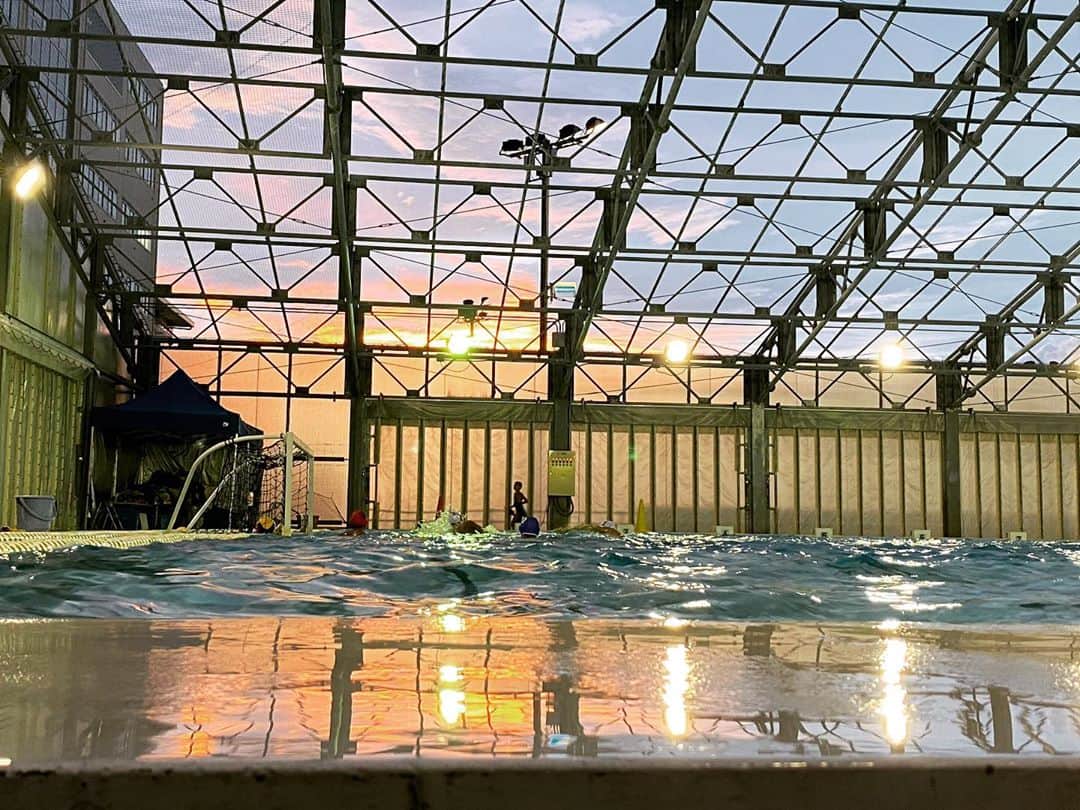 志賀光明のインスタグラム：「🤽‍♂️🌇 . . 毎週1回だけだけど、動画を作って配信している。 【志賀光明のオンライン水球】 最初はマジで大変だったけど、始めて半年がたった。 . 別にクオリティが上がってるわけじゃないけど 水球以外で初めて継続できてることの１つ。 継続は力なり。 まだ、力になってるかはわからないけどね笑 . #志賀光明のオンライン水球 #waterpolo #sunset #前商」