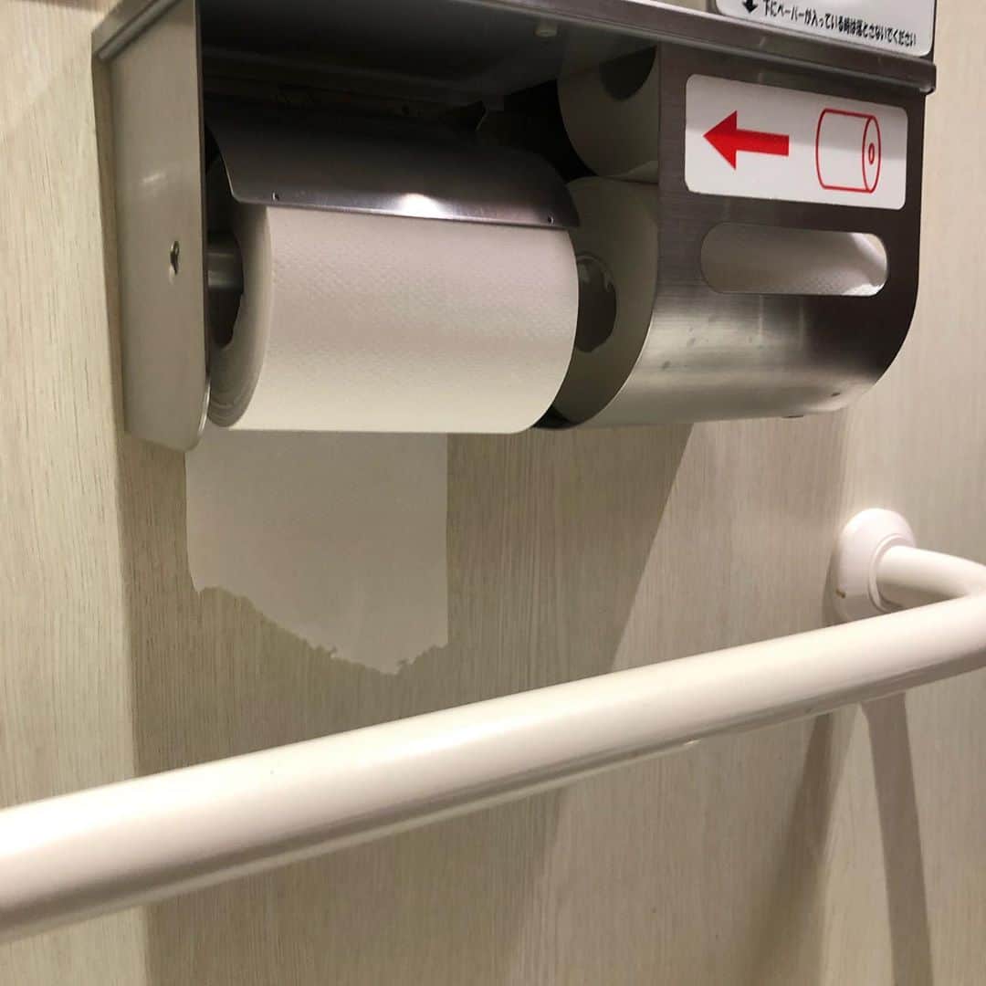 のインスタグラム：「どんなに素敵なトイレットペーパーホルダーでも、トイレットペーパーがこうなってしまっては、ホルダーの実力が発揮できません。 『トイレットペーパーホルダーの眠れる獅子状態』と呼んでいます。  #トイレットペーパーホルダー って #種類多すぎないですか？」