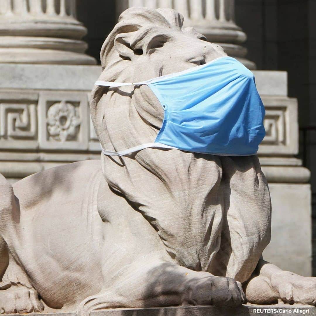 ABC Newsさんのインスタグラム写真 - (ABC NewsInstagram)「A lion statue that sits outside New York Public Library building wears a mask in Manhattan. #facemask #coronavirus #statue」9月29日 17時57分 - abcnews