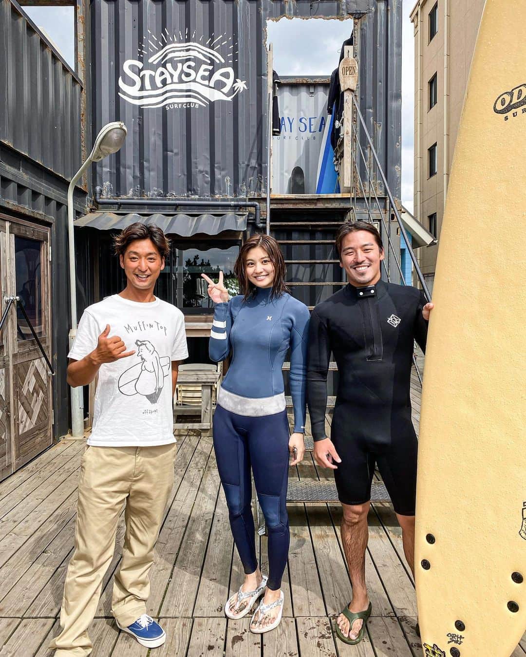 金尾玲生さんのインスタグラム写真 - (金尾玲生Instagram)「.﻿ ﻿ Surf lesson @___yuume.18 🏄🏽‍♀️🏄🏽‍♀️🏄🏽‍♀️﻿ ﻿ Thank you for your support @stayseasurf 🙏🏽🙏🏽🙏🏽﻿ ﻿ 今日はゆめにサーフィンを教えてきましたー✌︎﻿ ﻿ 初めてなのにすぐ立てて楽しんでもらえて何より。﻿ 楽しかったみたいで良かったー。﻿ ﻿ @naoyahhh 君。﻿ いつも道具やら環境を整えてくれてありがとうございます！﻿ ﻿ 鵠沼のサーフレッスンは @stayseasurf で✌︎﻿ ﻿ よく質問が来るのですが、﻿ サーフィン始めるなら @catchsurf の板がデザイン可愛くて安全に始められますよー✌︎﻿ ﻿ #surflesson﻿ #staysea﻿ #catchsurf﻿」9月29日 17時53分 - reokanao