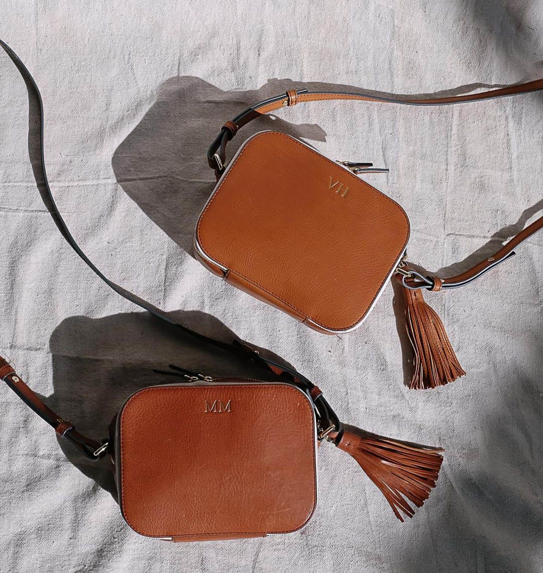 The Horseさんのインスタグラム写真 - (The HorseInstagram)「Many of our leather accessories will develop its own unique patina with time and use, leather patina is a soft sheen that develops through use and exposure on the surface of the material which provides character and a personality, to the product.   Leather patina suggests timelessness that maps its and your many adventures. Swipe to see the graceful ageing of some of our pieces!  #leatherpatina #leather #leathergoods #thehorse #thehorsewatch #thehorseleather #arrivedfromthestables #genuineleather #leatherbag #leatherwatch #vegetabletannedleather」9月29日 18時07分 - the_horse