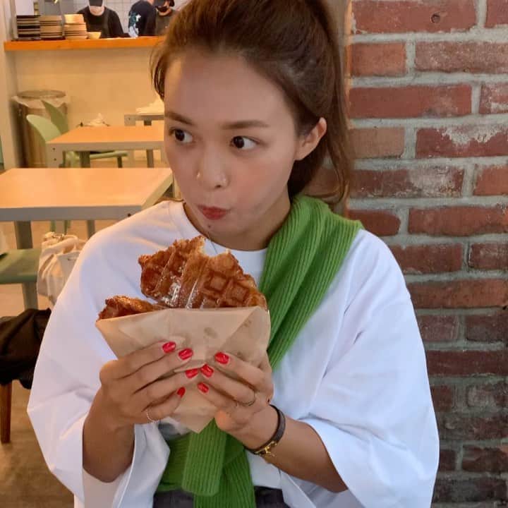 キム・ダヘのインスタグラム：「새들러 첫경험... 뭐야... 나 왜 15개만 샀어? 150개사야할맛... 개존맛탱이다 진짜 미쳤다」